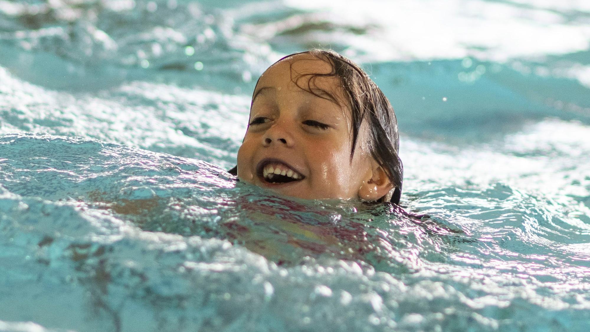 Das Bild zeigt den jungen Euskirchener, wie er schwimmt.