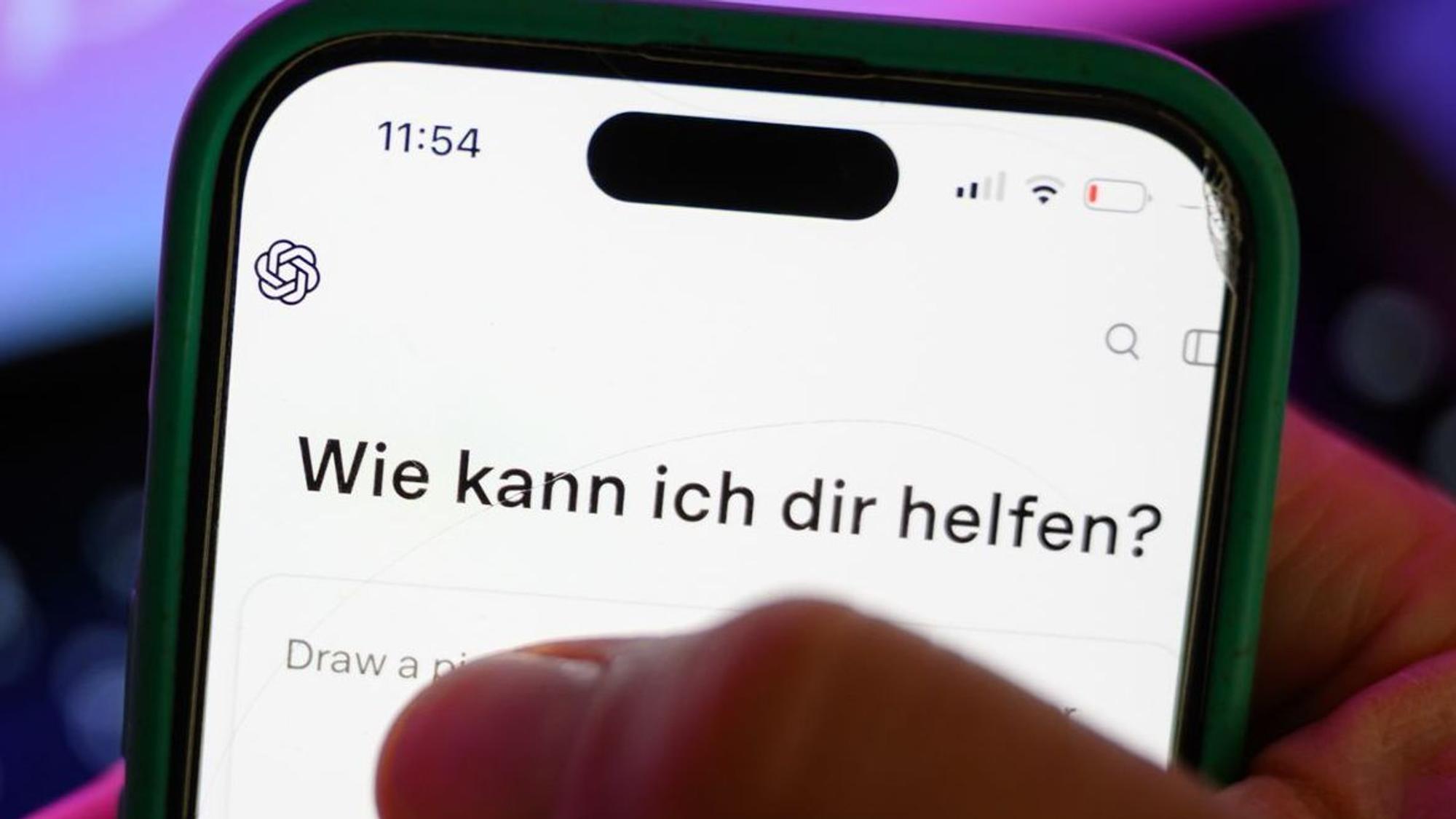 Smartphone mit dem KI-Chatbot ChatGPT