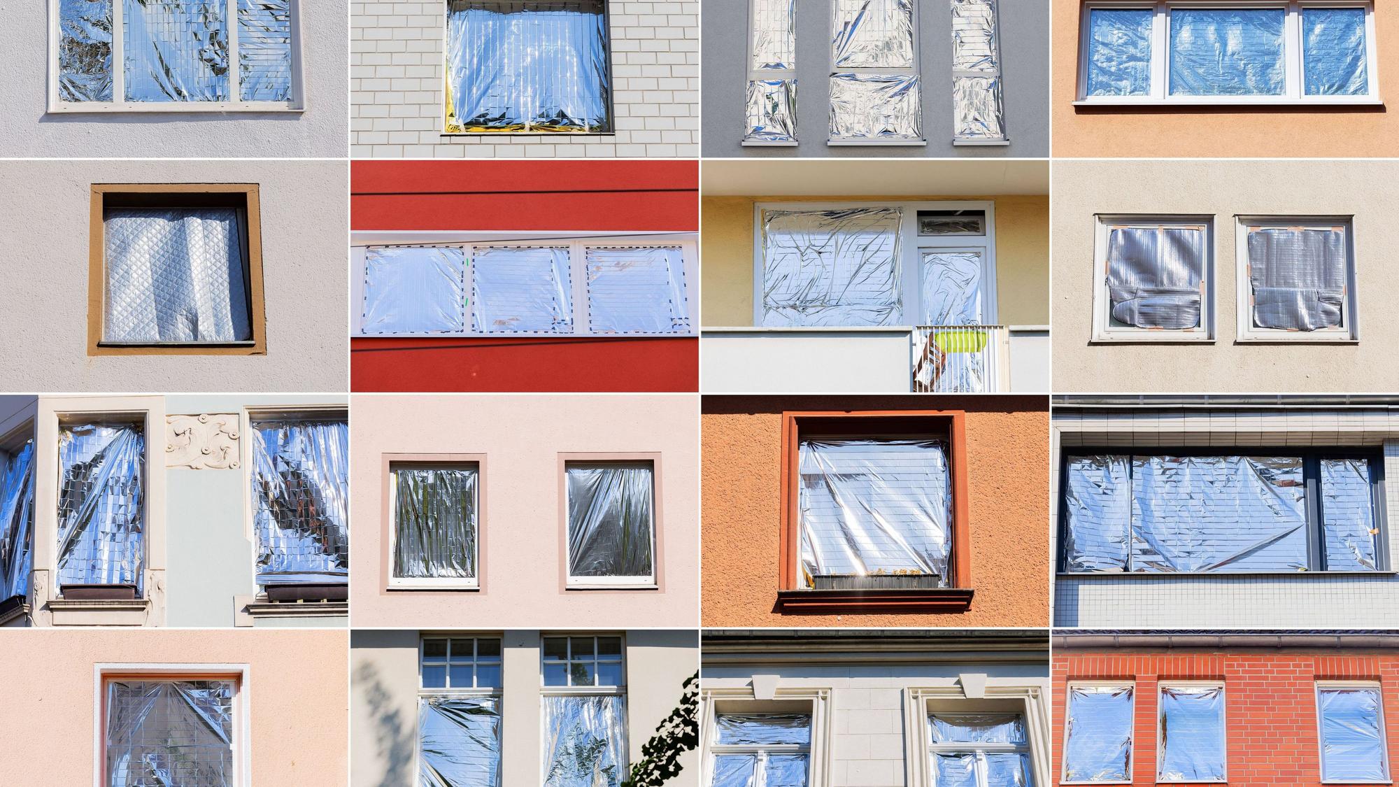 Auf dieser Bildkombo sind verschiedene Fenster in Köln zu sehen. Menschen schützen ihre Wohnungen mit Rettungsdecken, die mit Aluminium beschichtet sind, vor der Hitze und der Sonne.