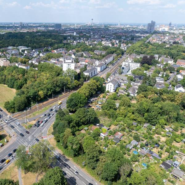 Die Luxemburger Straße führt vom Militärring in Richtung Kölner Innenstadt.