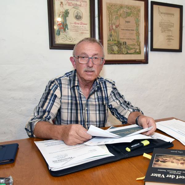 Im Waldbröler Bürgerhaus hängen viele historische Meisterbriefe. Dort trifft sich der Handwerkerverein, den Herbert Greb nun als Voristzender leitet.