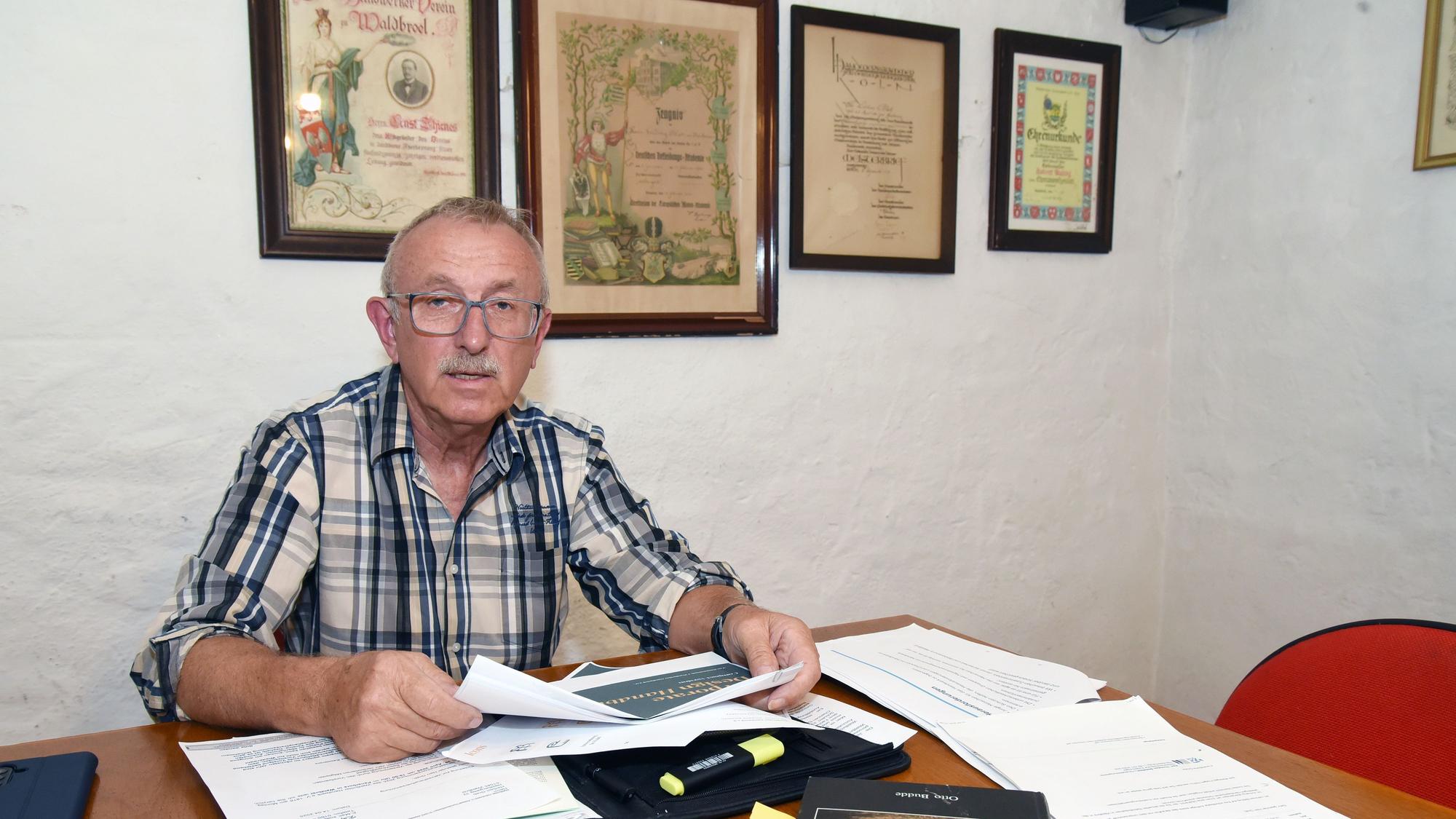 Im Waldbröler Bürgerhaus hängen viele historische Meisterbriefe. Dort trifft sich der Handwerkerverein, den Herbert Greb nun als Voristzender leitet.