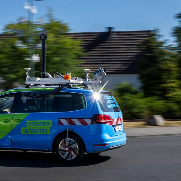 Das Bild zeigt das Fahrzeug, das mithilfe von Hightech-Geräten die Straßen von Euskirchen digitalisiert.