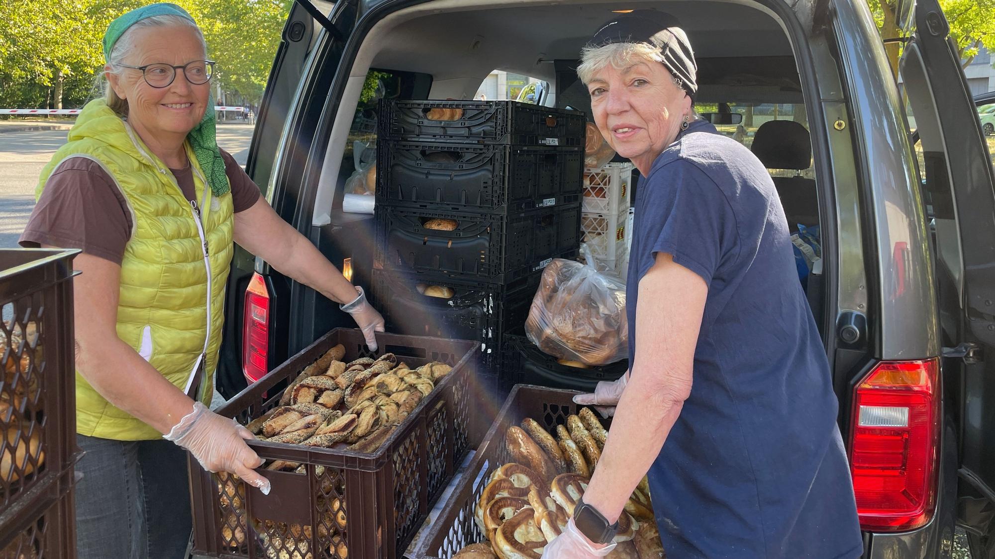 Ruth Weise (l.) und Rita retten einmal die Woche Brot, Brötchen und Teilchen vor dem Tierfuttercontainer.