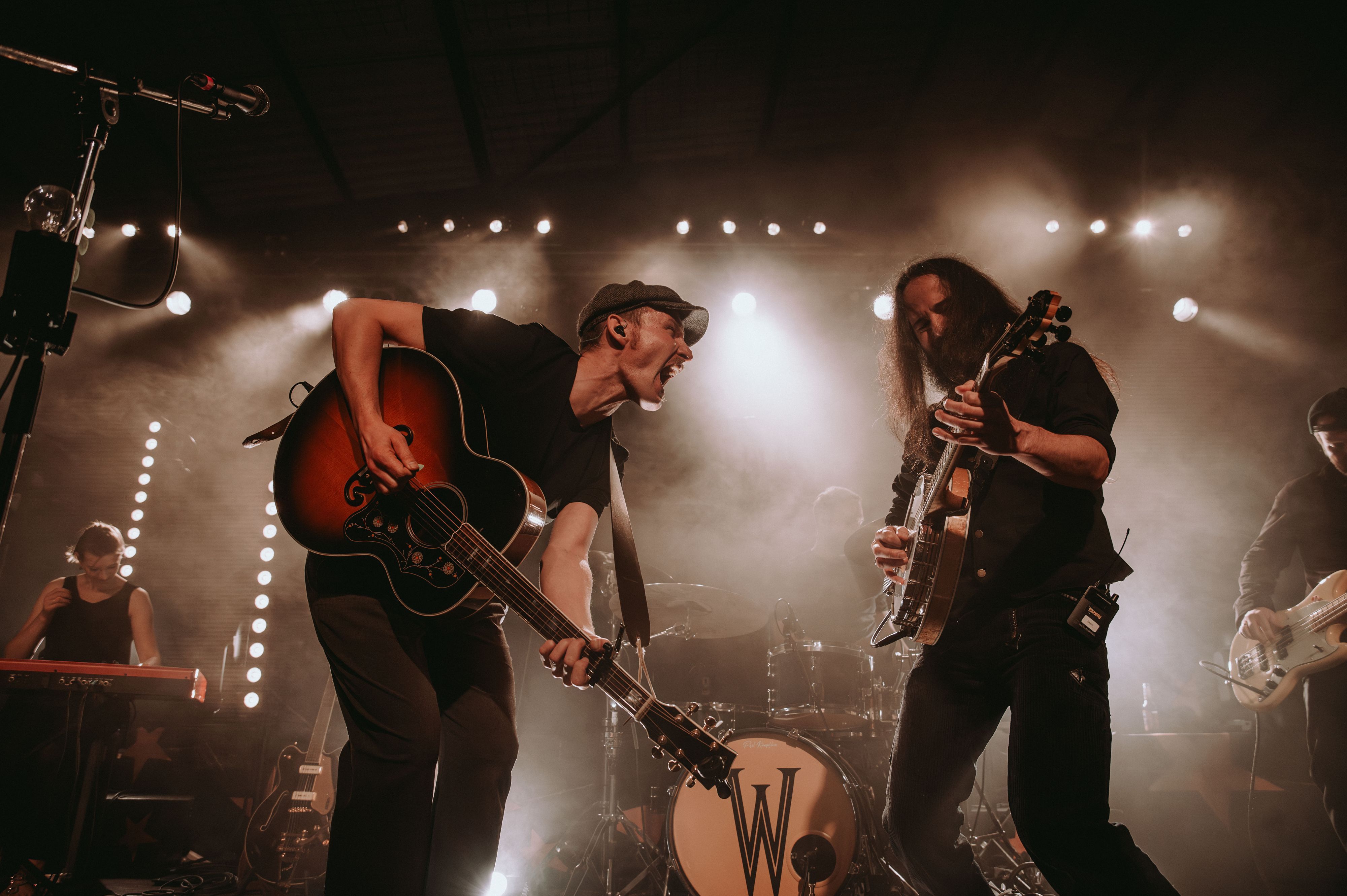 Franz Wüstenberg (l.) spielt mit seiner Band auf einer Bühne.