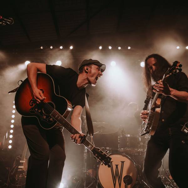 Franz Wüstenberg (l.) spielt mit seiner Band auf einer Bühne.