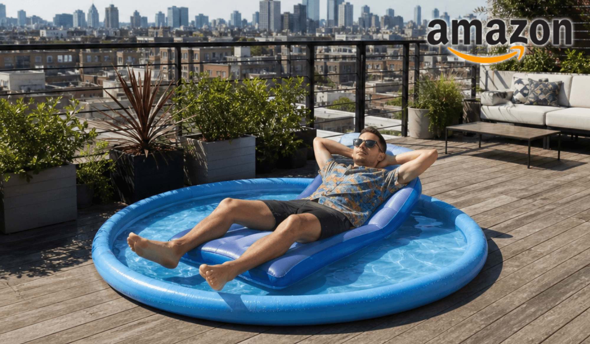 Ein Mann der sich in einem Sonnenpool auf einer Dachterrasse sonnt.