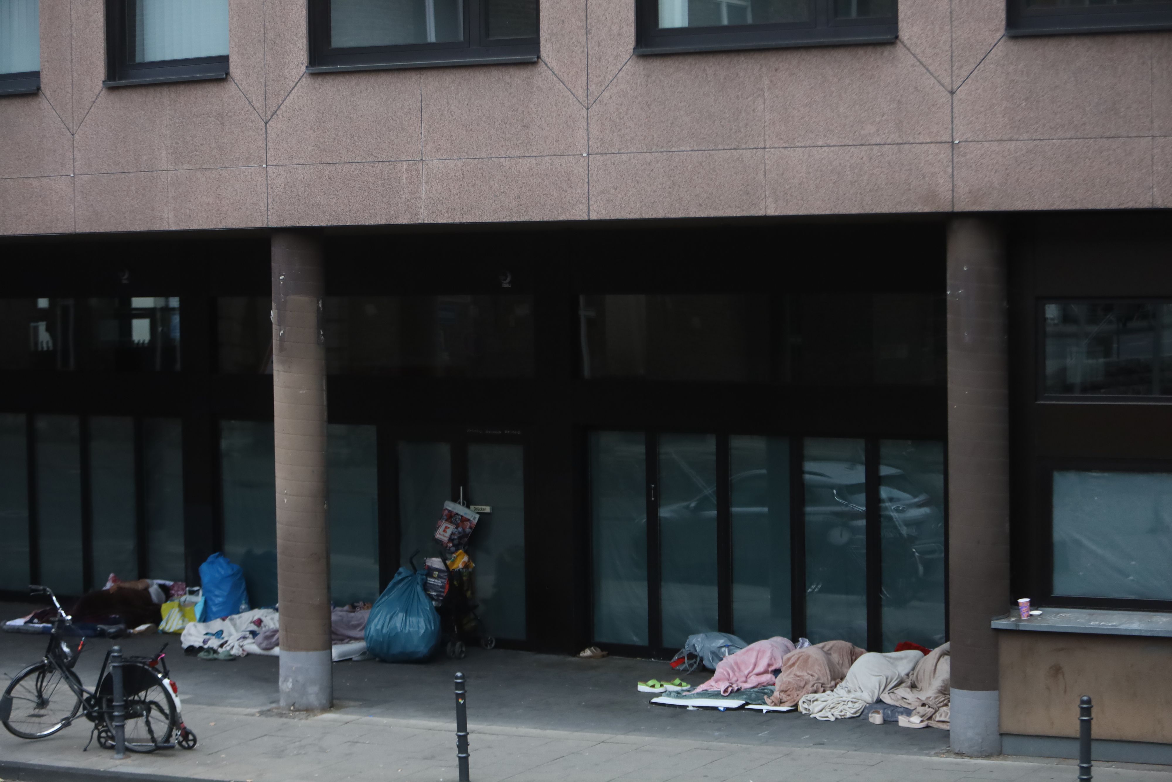 Vor einem ehemaligen Restaurant gegenüber vom Zeughaus haben Obdachlose Schlaflager errichtet.