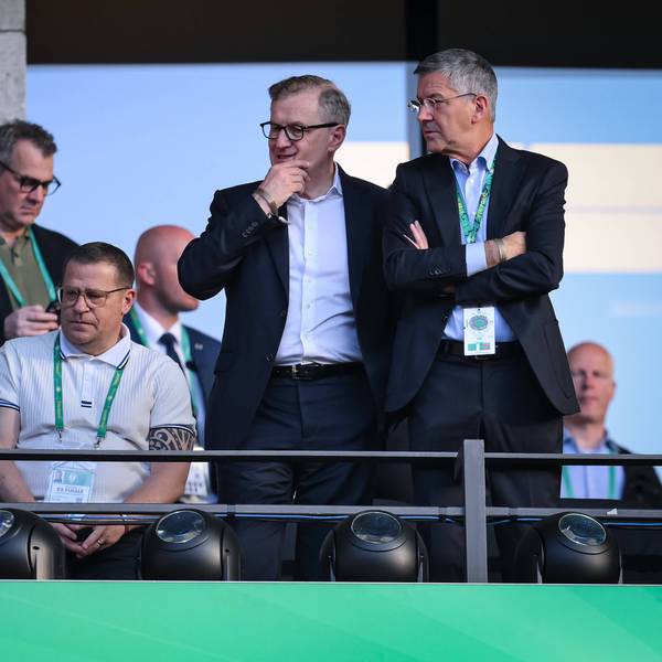 Max Eberl, Jan-Christian Dreesen und Rouven Kasper auf der Tribüne.