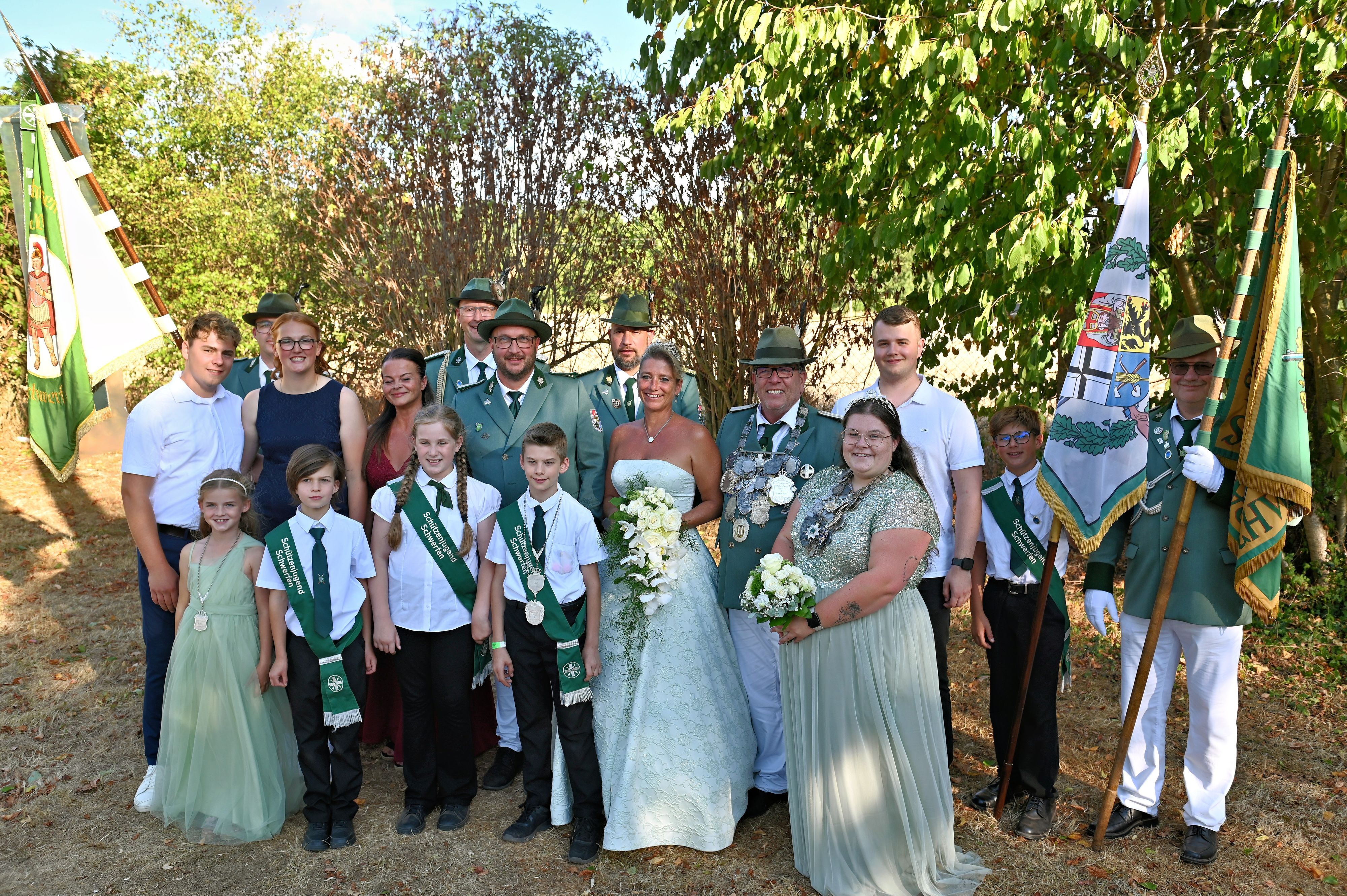 Neue und bisherige Majestäten der Bruderschaft haben sich zum Gruppenbild formiert.