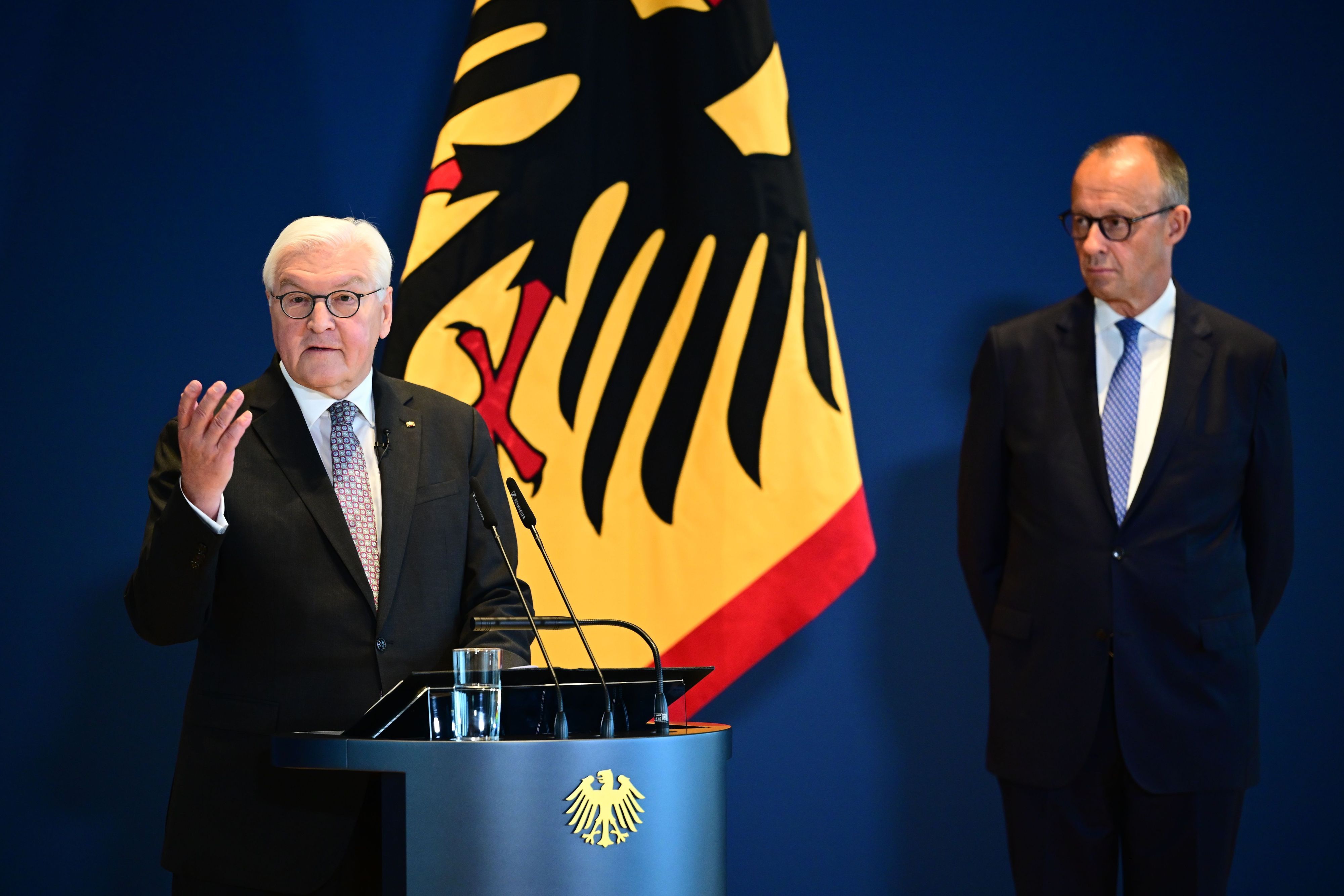 Frank-Walter Steinmeier (SPD, l.), Bundespräsident, und Friedrich Merz (CDU), Bundeskanzler, während der Ernennung und Entlassung von Mitgliedern der Bundesregierung.