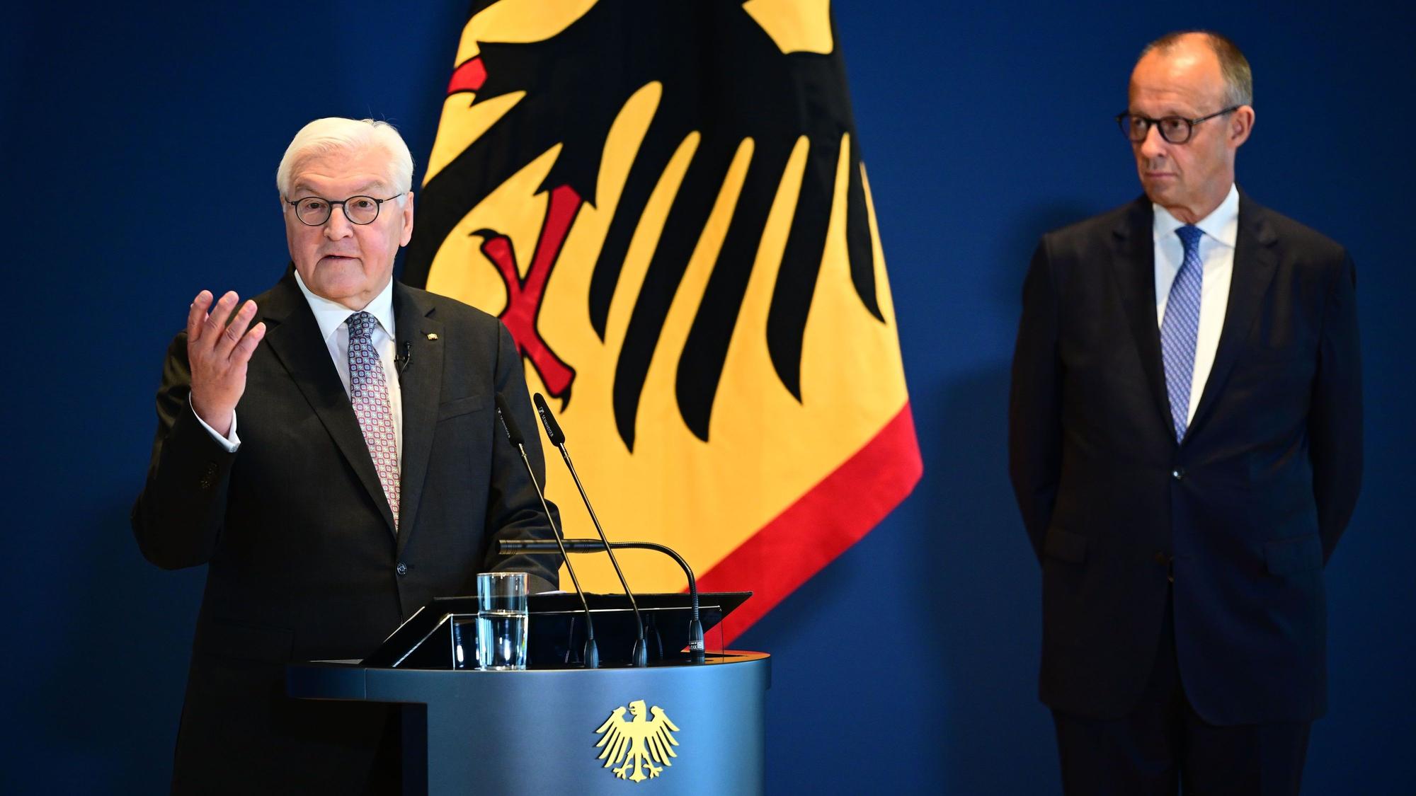 Frank-Walter Steinmeier (SPD, l.), Bundespräsident, und Friedrich Merz (CDU), Bundeskanzler, während der Ernennung und Entlassung von Mitgliedern der Bundesregierung.