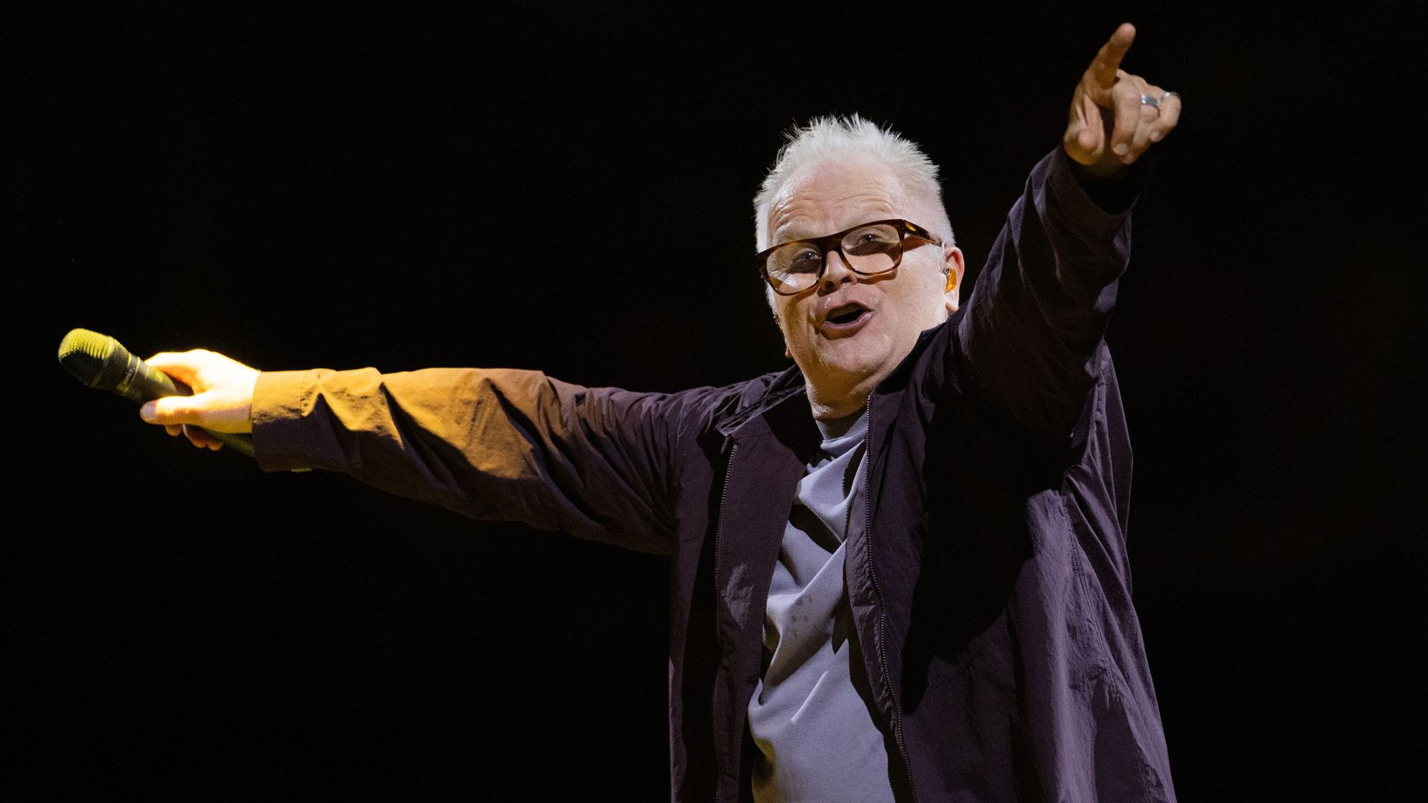 Herbert Grönemeyer steht bei seinem Auftaktkonzert «Herbert Grönemeyer - mittendrin – akustisch» auf der Bühne in der Westfalenhalle. +++ dpa-Bildfunk +++