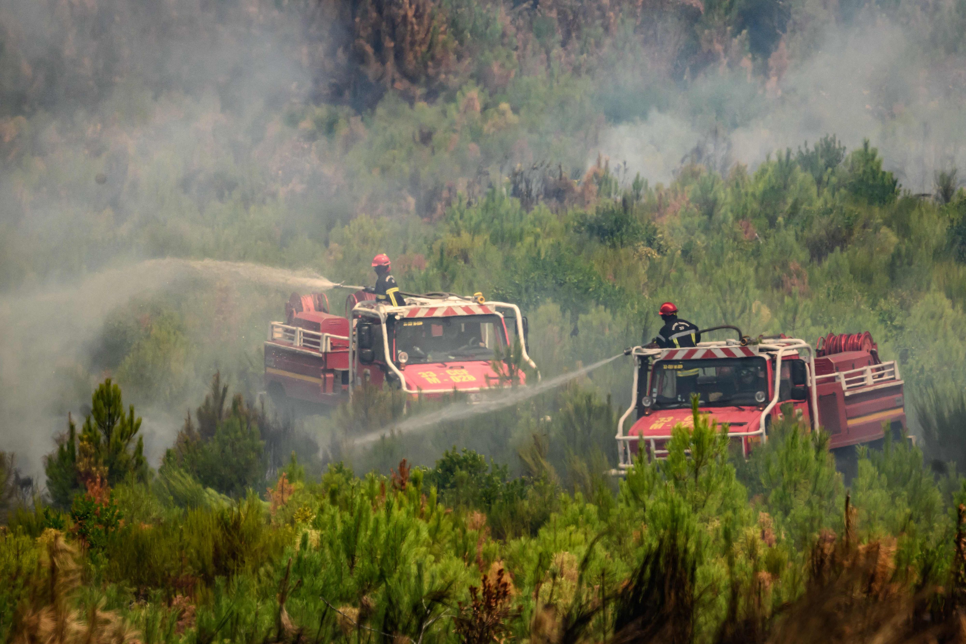 Die Feuerwehr ist bei Lege-Cap-Ferret in Frankreich im Einsatz.