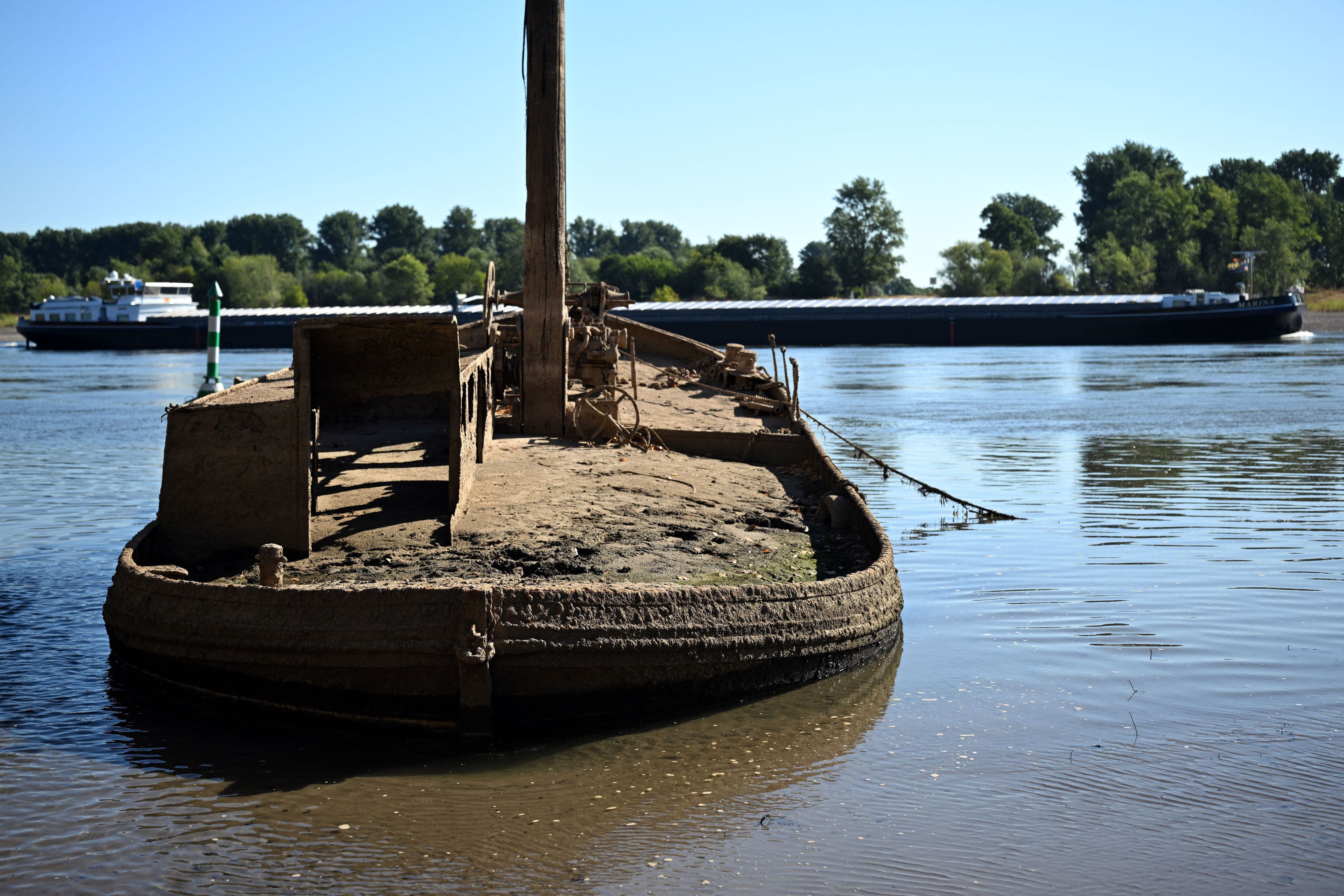Ein Schiffswrack ist am Rhein zu sehen.