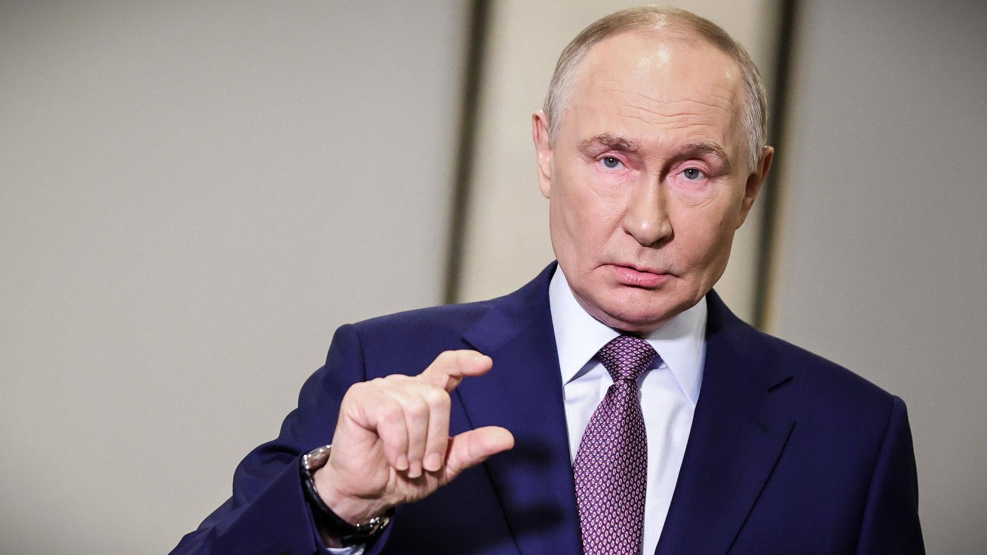 Moskaus Machthaber Wladimir Putin im Gespräch mit Reportern im Kreml. (Archivbild)