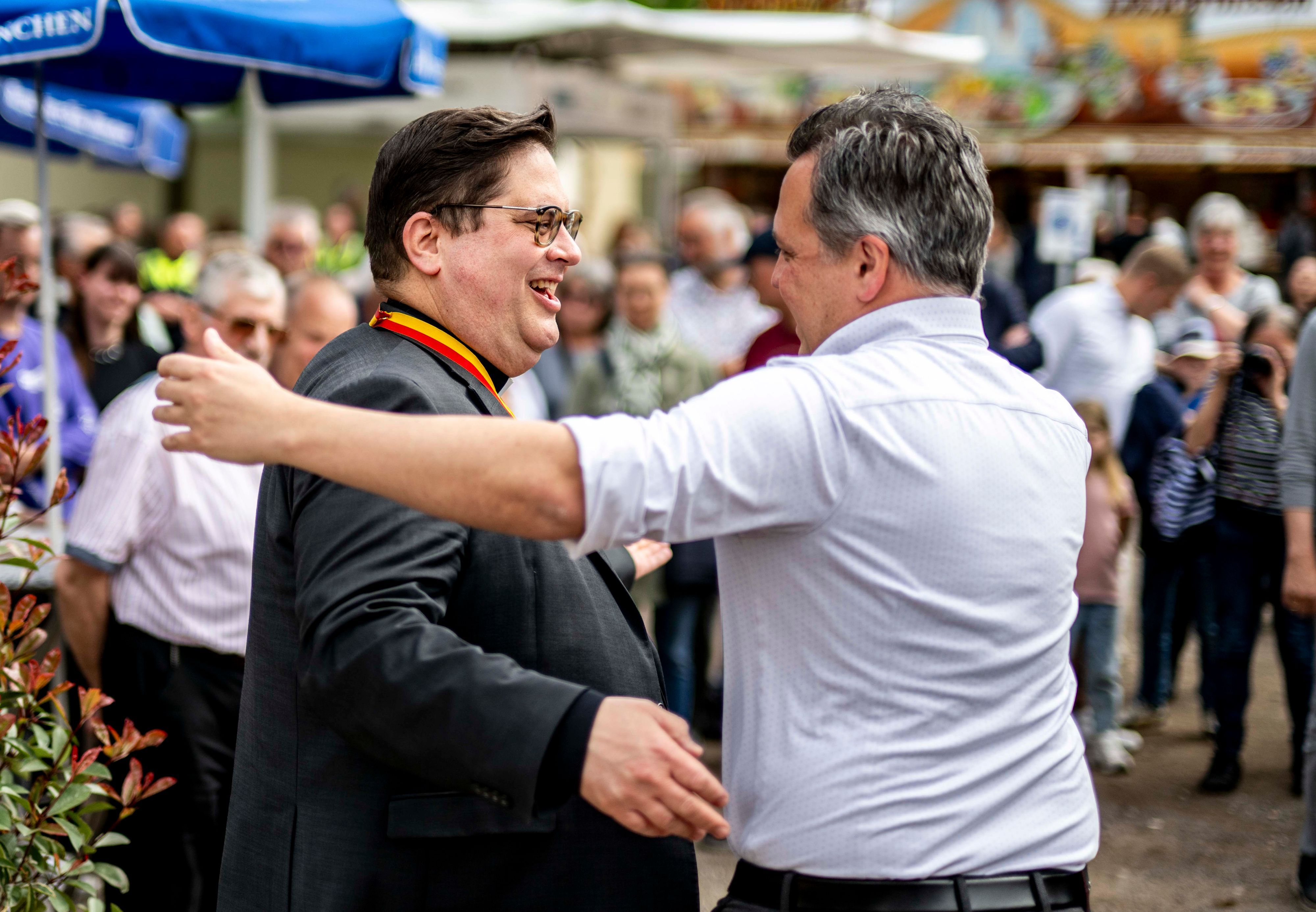 Reichelt (r.) geht auf Hopmann zu und nimmt ihn in den Arm.