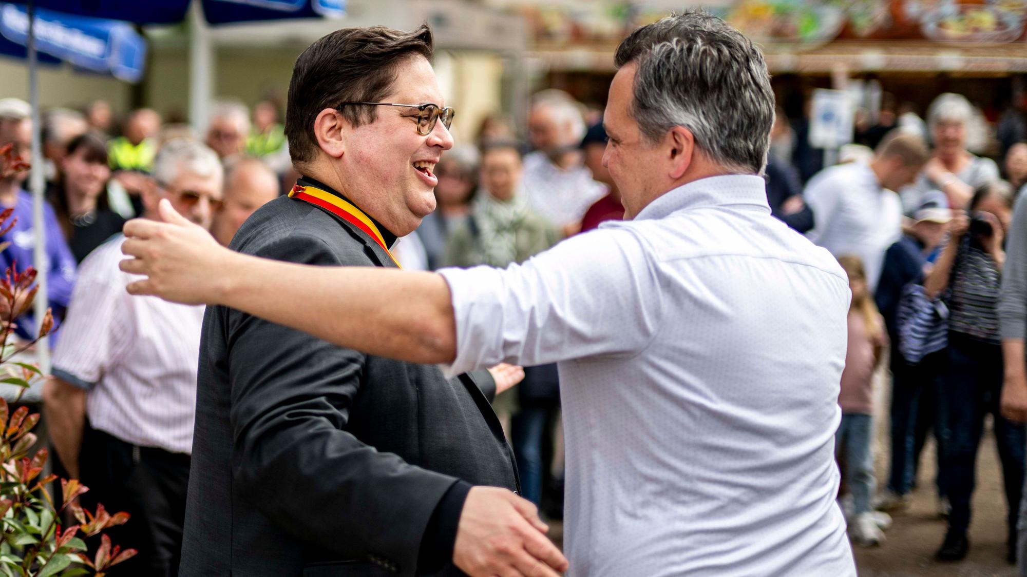 Reichelt (r.) geht auf Hopmann zu und nimmt ihn in den Arm.