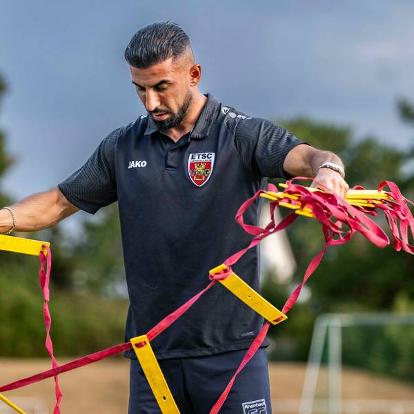 Das Bild zeigt Ulas Önal, der eine Trainingsleiter aufbaut.