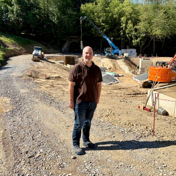 Björn Jagenburg, Betriebsleiter der Technischen Werke Burscheid, vor dem künftigen Regenüberlaufbecken in Massiefen an der Balkantrasse