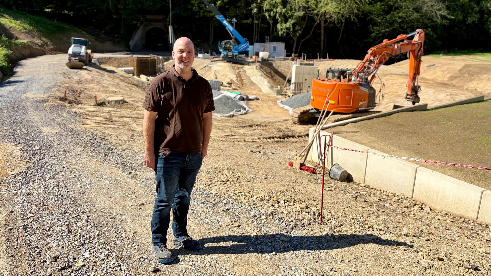 Björn Jagenburg, Betriebsleiter der Technischen Werke Burscheid, vor dem künftigen Regenüberlaufbecken in Massiefen an der Balkantrasse