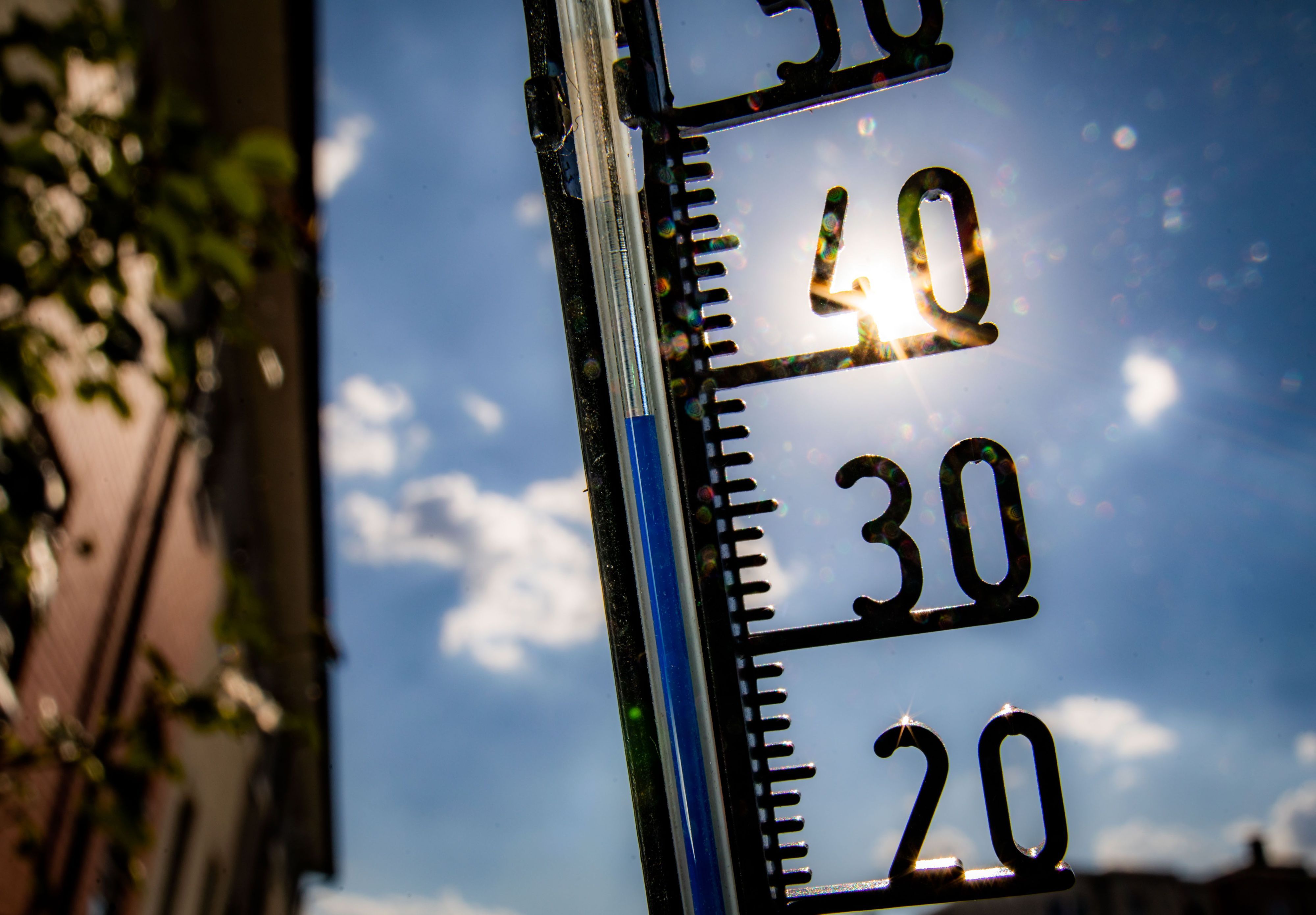 Ein Thermometer nähert sich der 40-Grad-Marke.