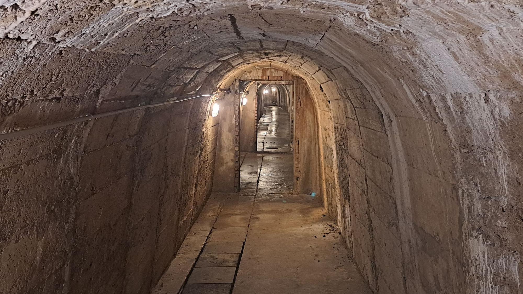 Ein Weg in den Berg hinein