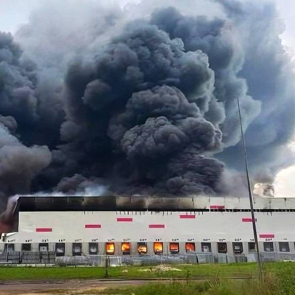 Ein Screenshot aus einem Video soll einen Großbrand in einer Wildberries-Lagerhalle in Rjasan zeigen.