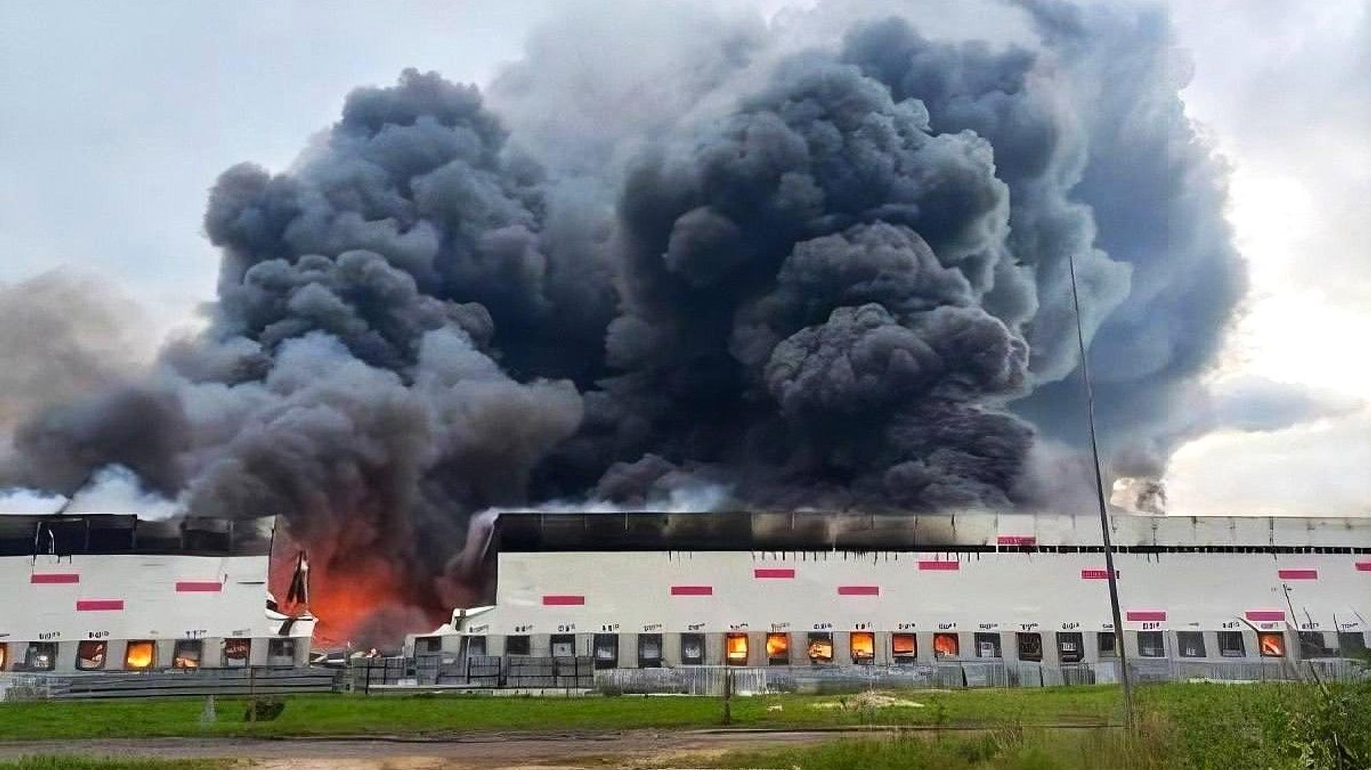 Ein Screenshot aus einem Video soll einen Großbrand in einer Wildberries-Lagerhalle in Rjasan zeigen.
