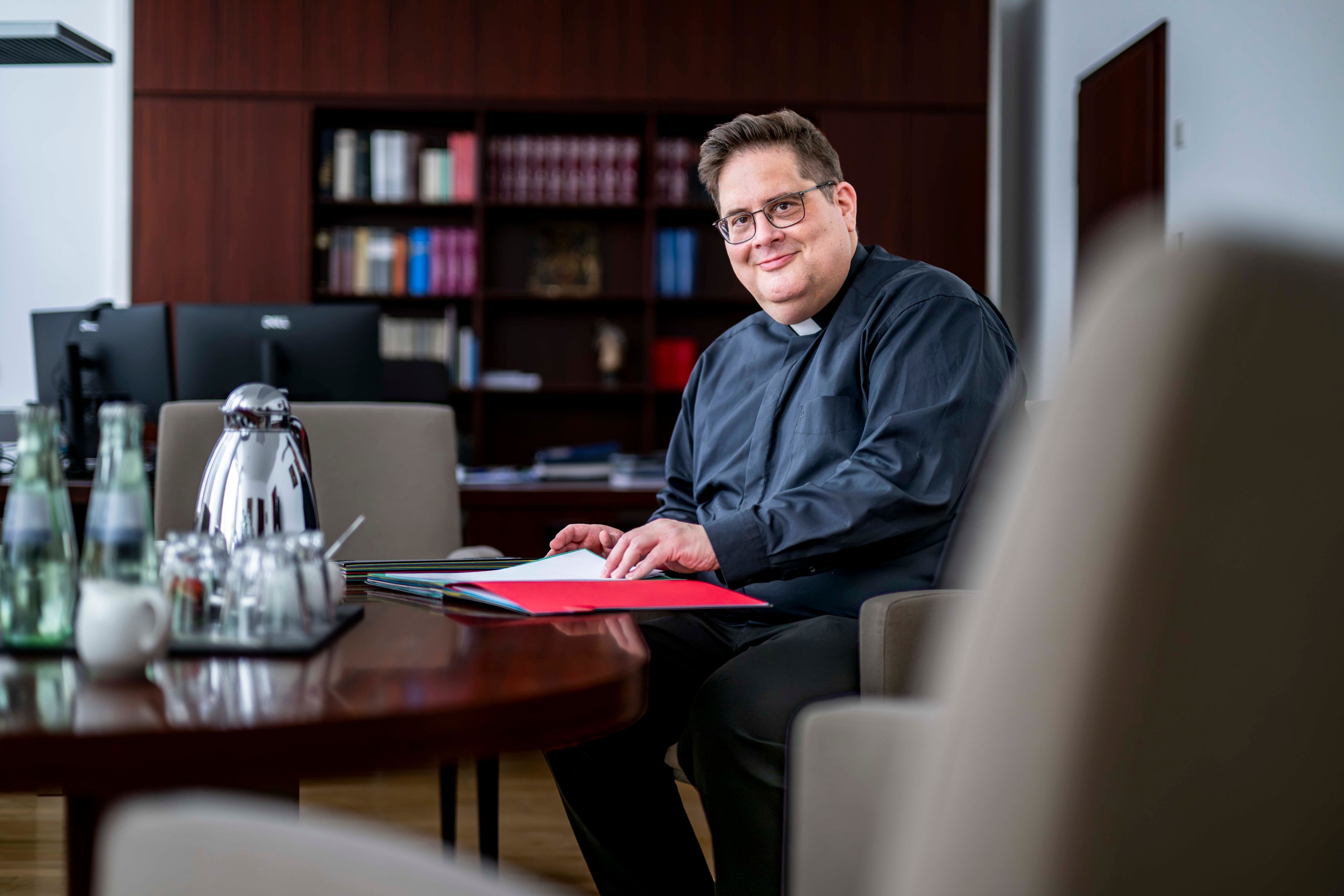 Das Bild zeigt Tobias Hopmann an einem Tisch. Vor ihm liegt ein Aktenordner.