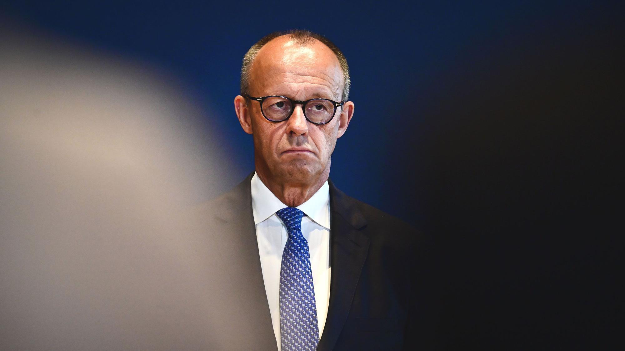 Friedrich Merz (CDU), Bundeskanzler, während der Ernennung und Entlassung von Mitgliedern der Bundesregierung. Staatsrechtler kritisieren das Vorgehen des Bundesregierung.