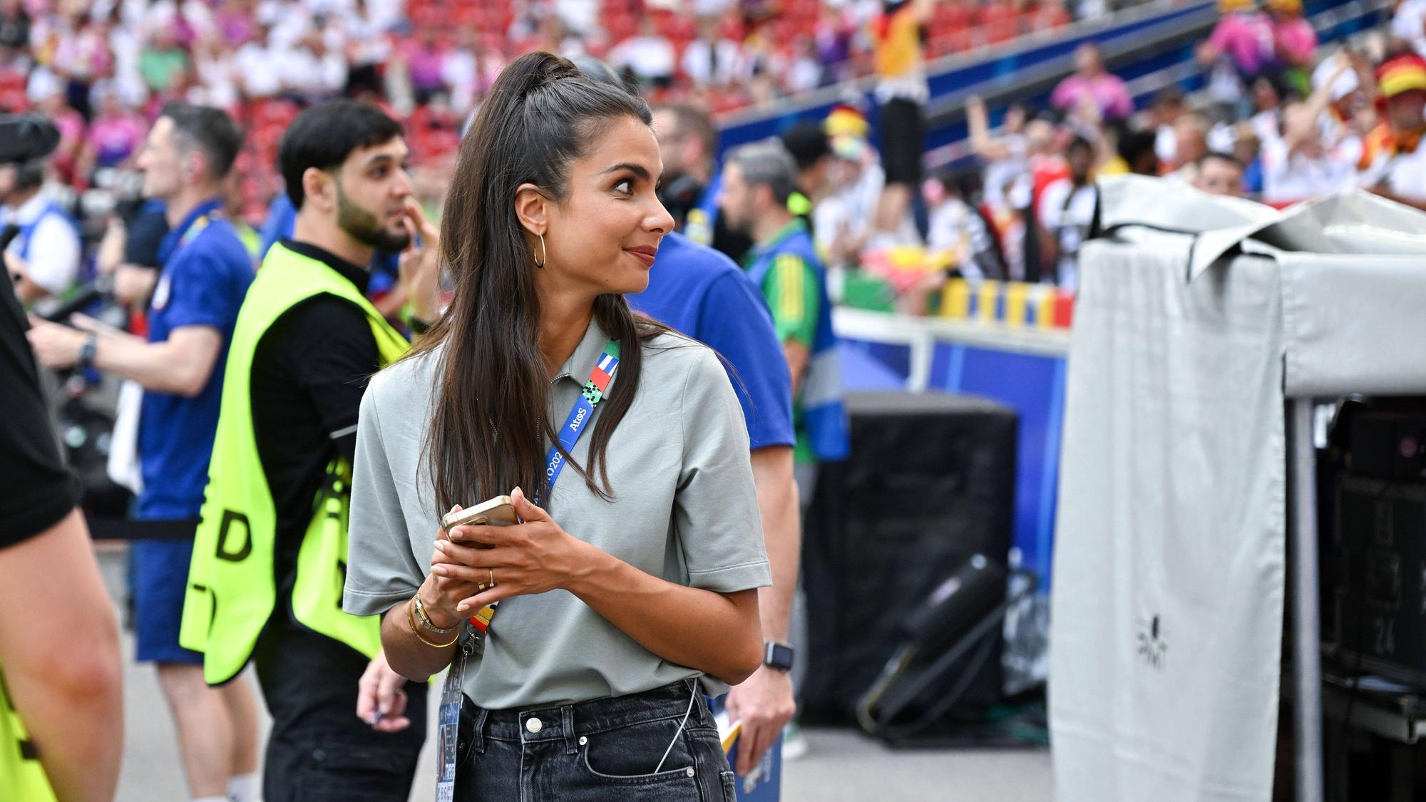 Bei einem TV-Einsatz im Stadion: Lea Wagner.