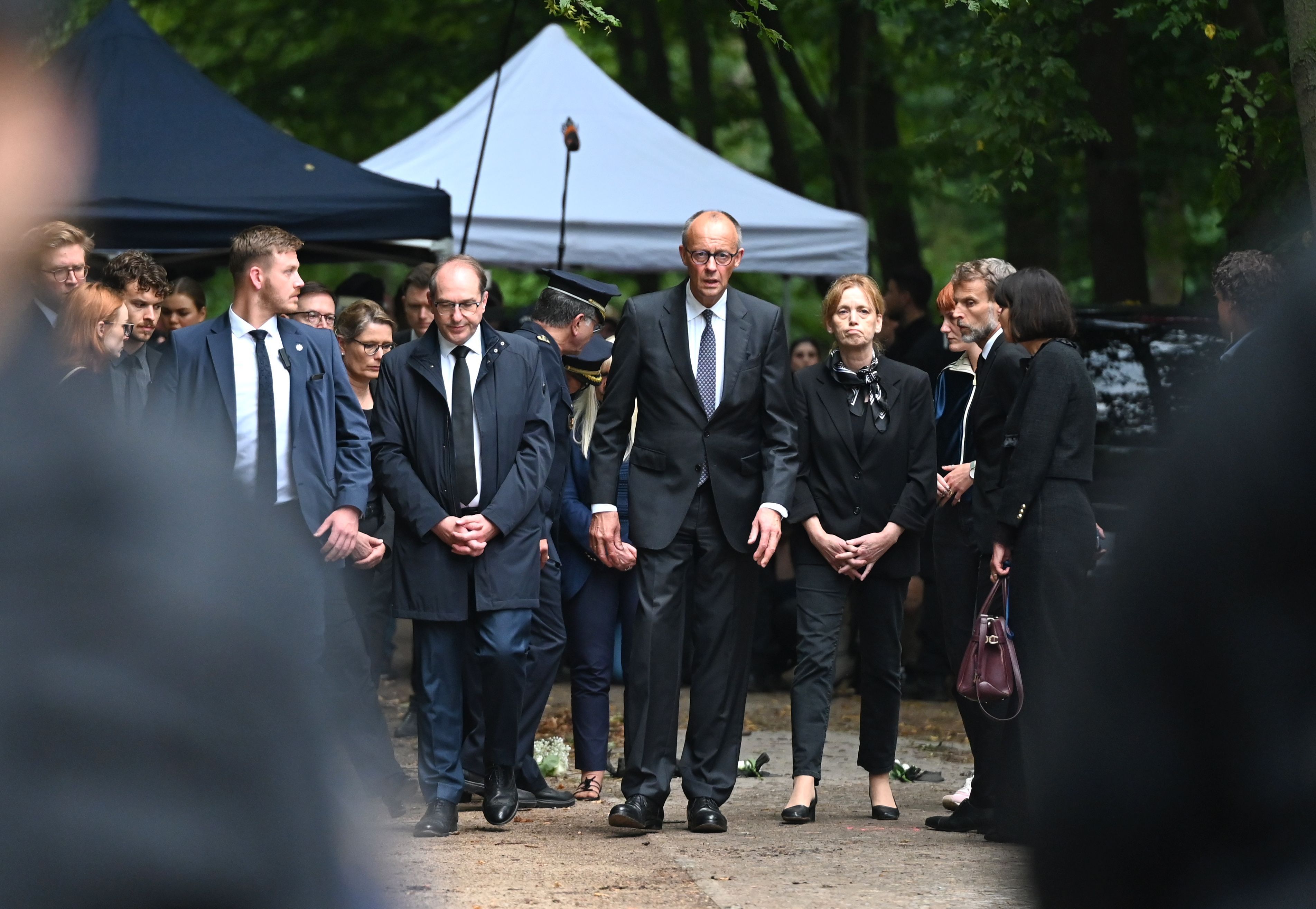 Alexander Dobrindt (CSU, Mitte links), Bundeskanzler Friedrich Merz (CDU, M) und Karin Prien (CDU, Mitte rechts), Bundesministerin für Bildung, Familie, Senioren, Frauen und Jugend, besuchen den Tiergarten, nachdem in der Nähe beim Christopher Street Day am Vortag ein Auto am Rande der Großveranstaltung in eine Menschenmenge gefahren war.
