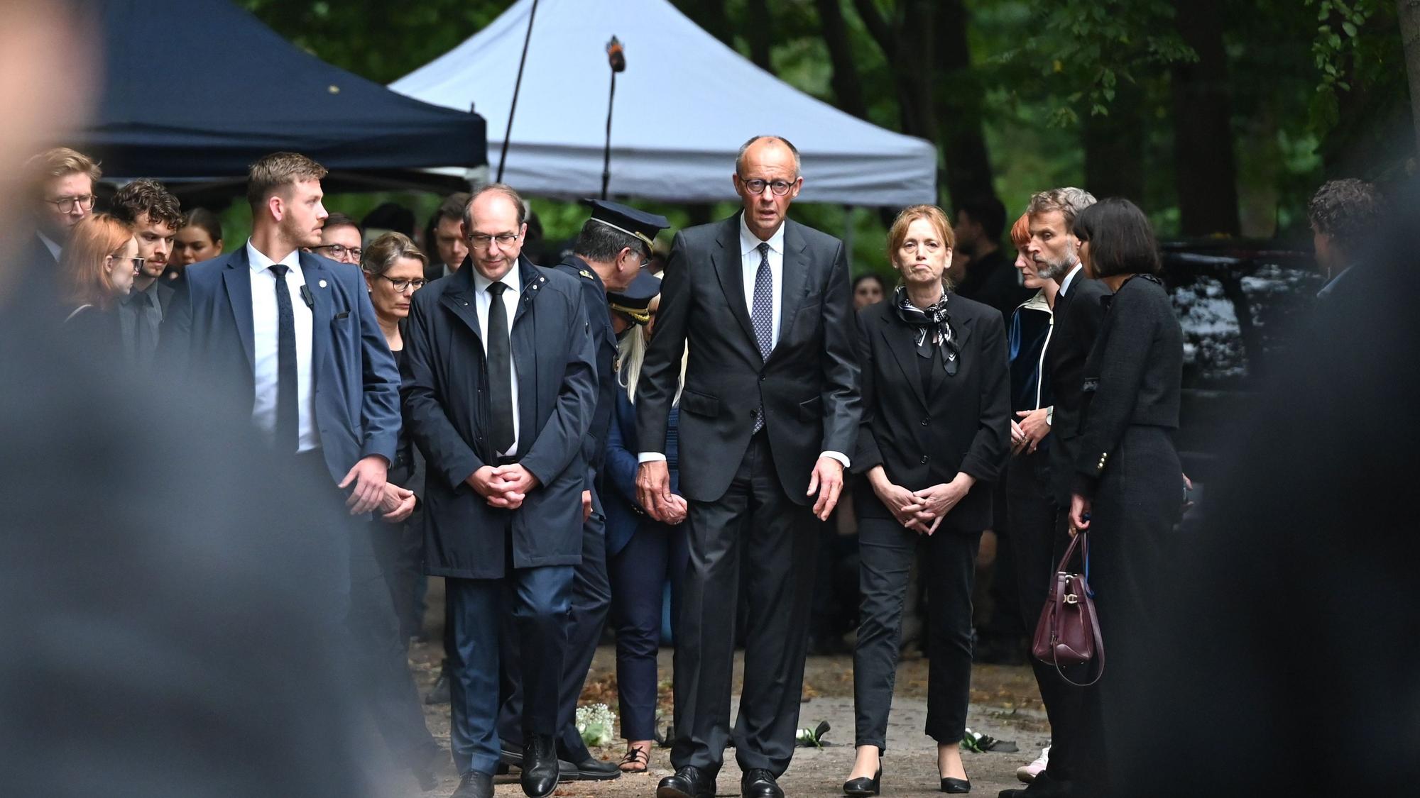 Alexander Dobrindt (CSU, Mitte links), Bundeskanzler Friedrich Merz (CDU, M) und Karin Prien (CDU, Mitte rechts), Bundesministerin für Bildung, Familie, Senioren, Frauen und Jugend, besuchen den Tiergarten, nachdem in der Nähe beim Christopher Street Day am Vortag ein Auto am Rande der Großveranstaltung in eine Menschenmenge gefahren war.