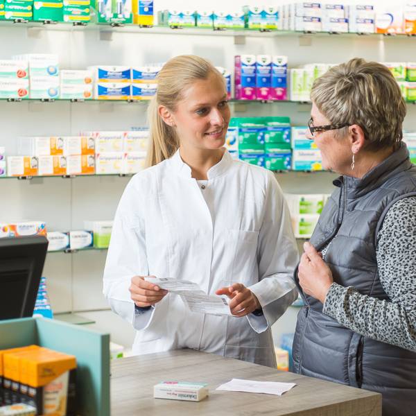 Eine Apothekerin berät eine Kundin.