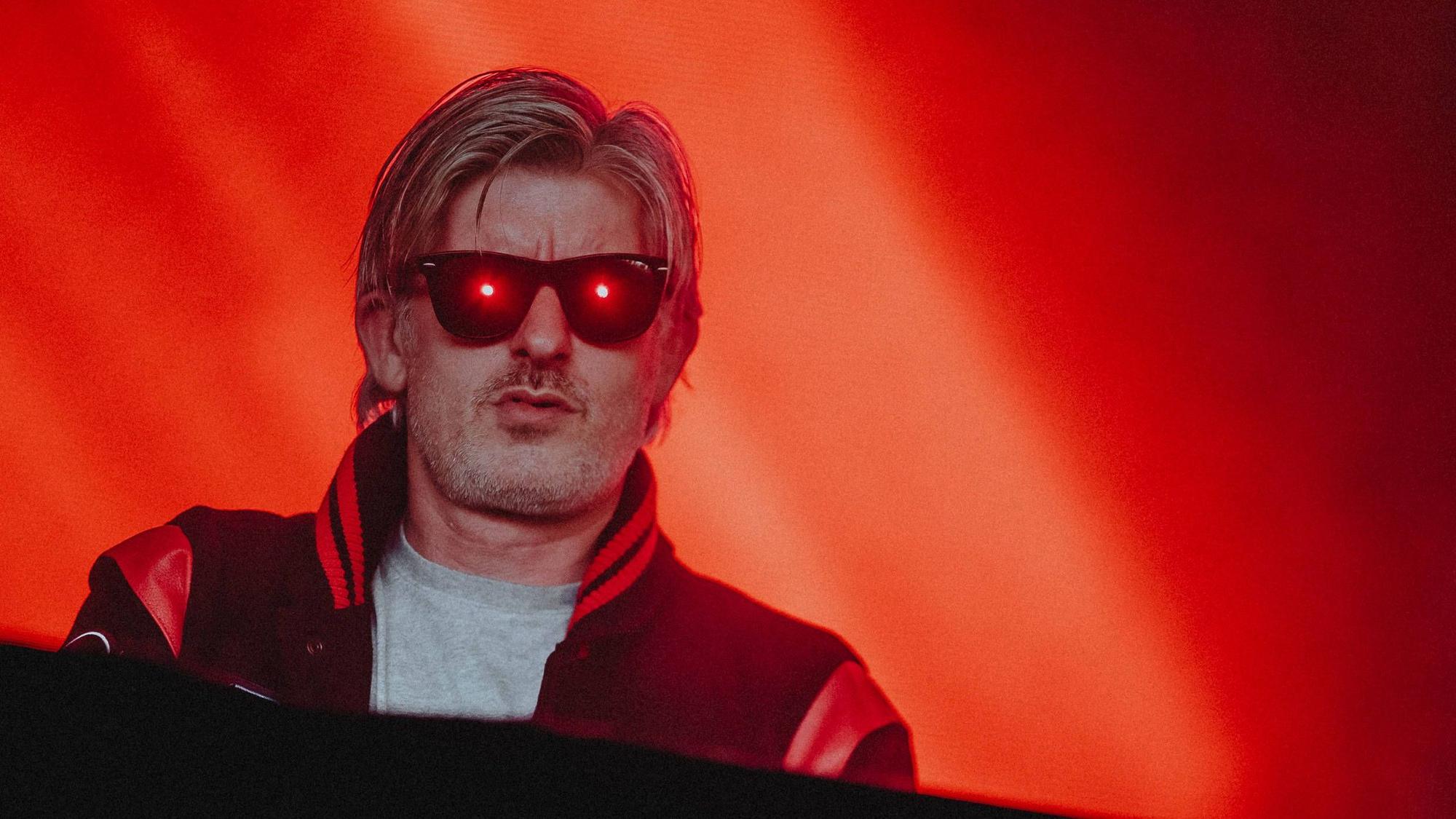 DJ Kavinsky bei einem Auftritt.