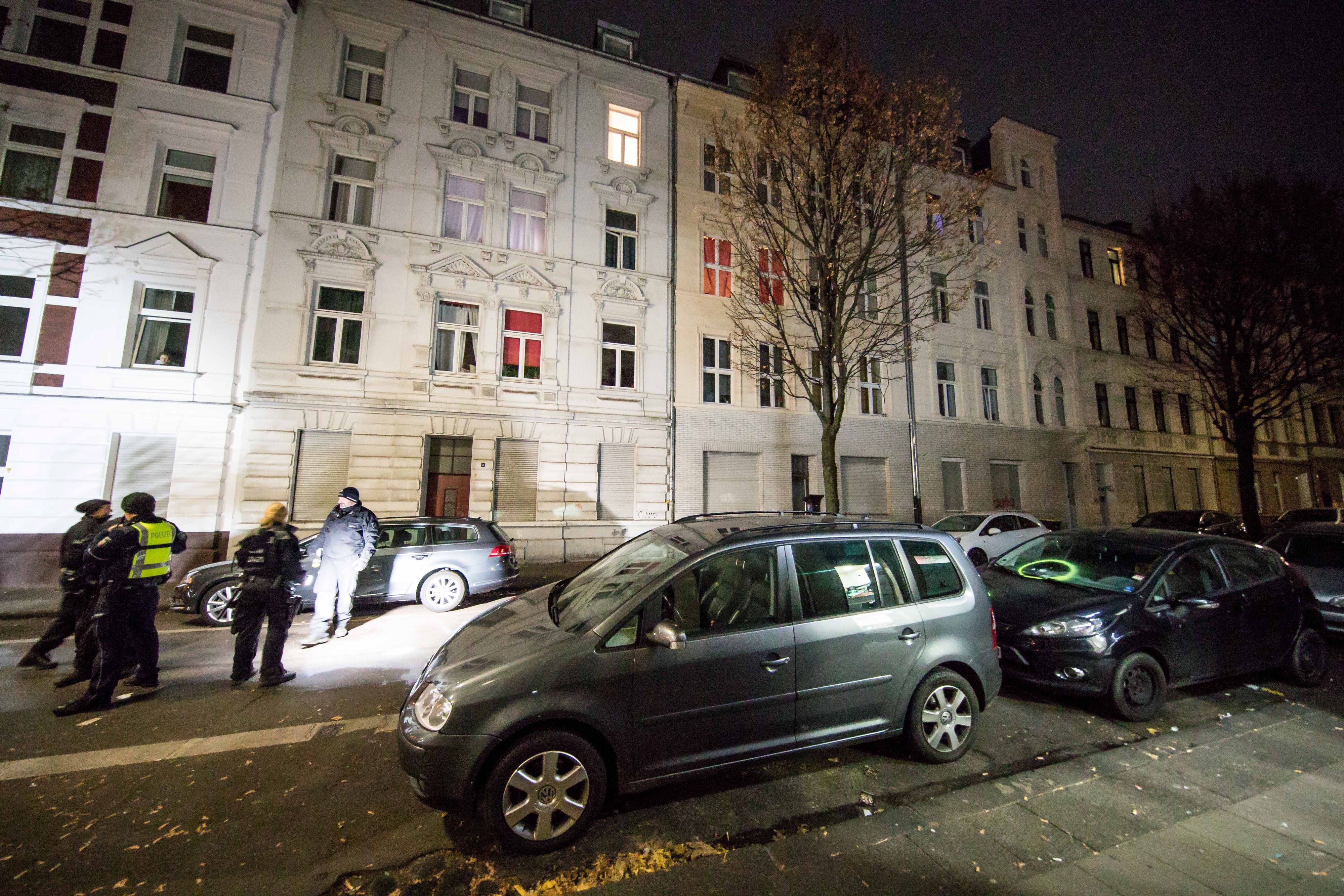 November 2018: Die Polizei am Tatort in der Johann-Meyer-Straße in Kalk.