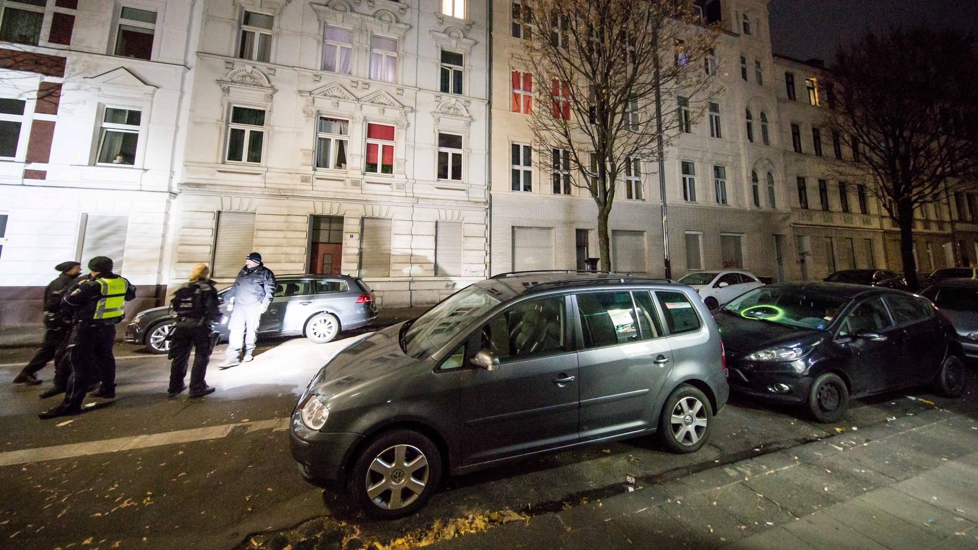 November 2018: Die Polizei am Tatort in der Johann-Meyer-Straße in Kalk.