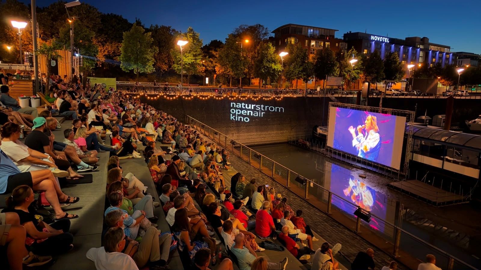 Blick ins Open-Air-Kino im Rheinauhafen.