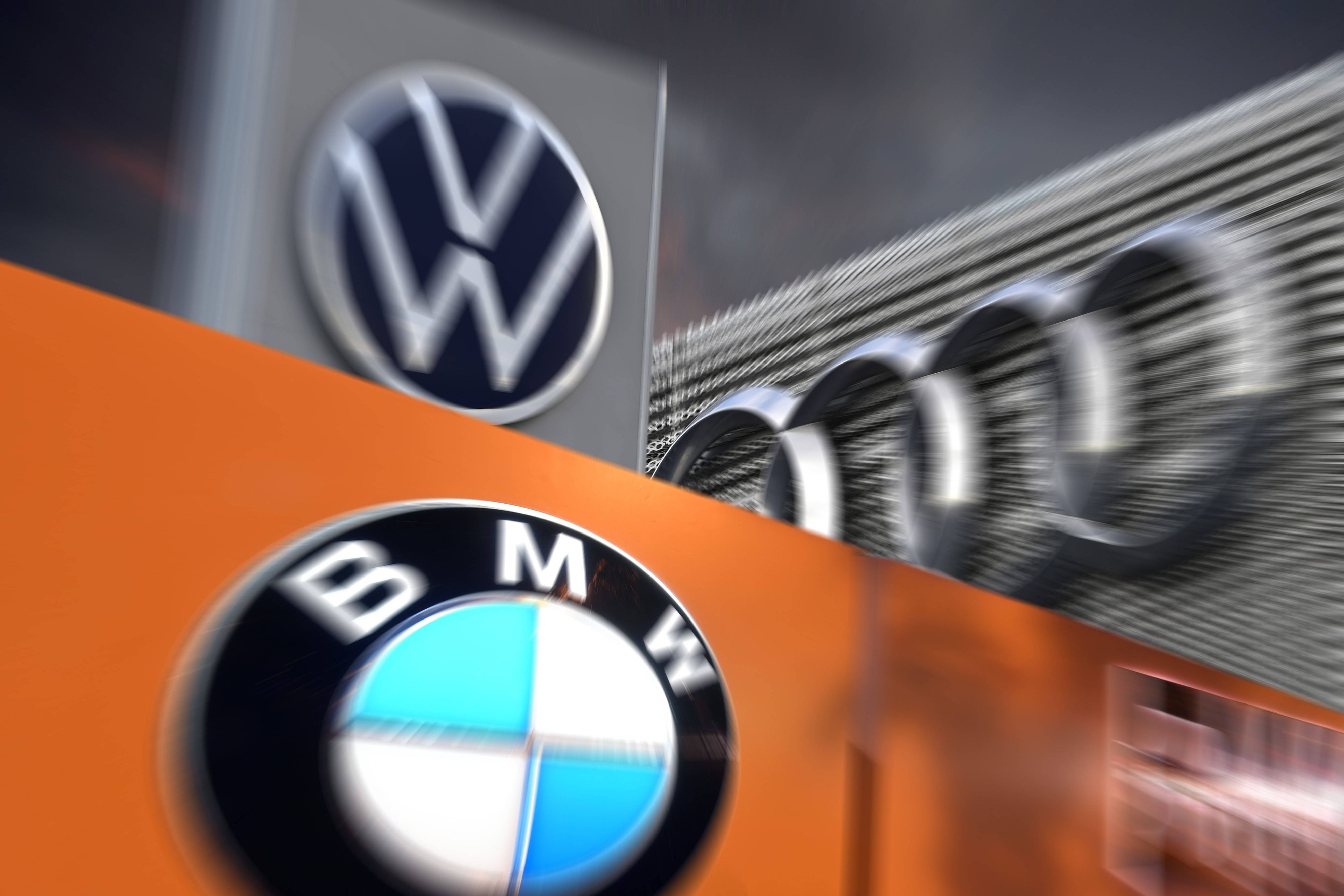 Deutsche Autobauer in der Krise. Volkswagen, Audi, BMW haben mit massiven Gewinneinbrüchen zu kämpfen.