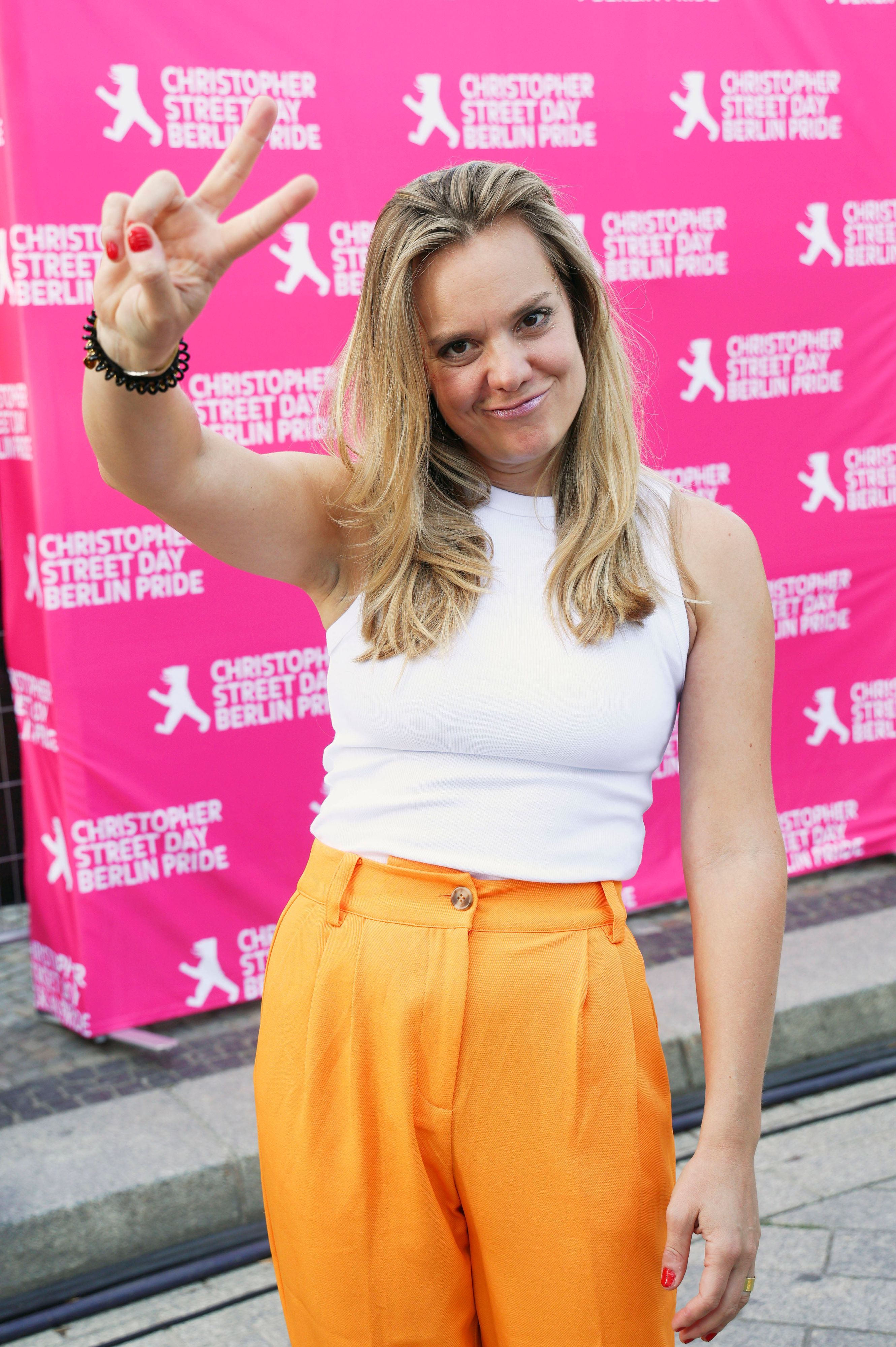Das Bild zeigt Richarda Hofmann beim 48. Christopher Street Day 2026 am Brandenburger Tor - bevor sich der Anschlag ereignete.