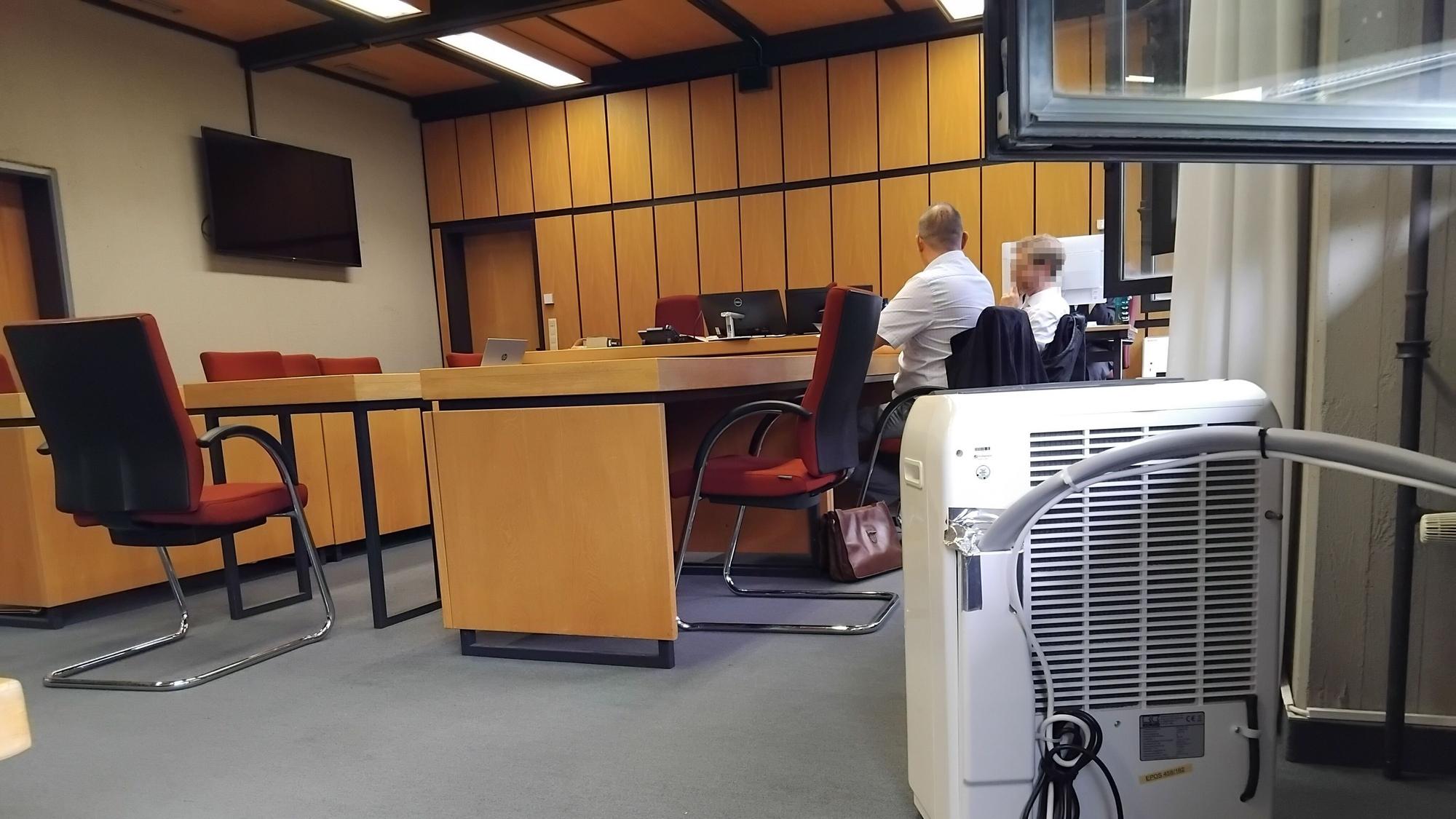 Ein kleines Klimagerät im Gerichtssaal.