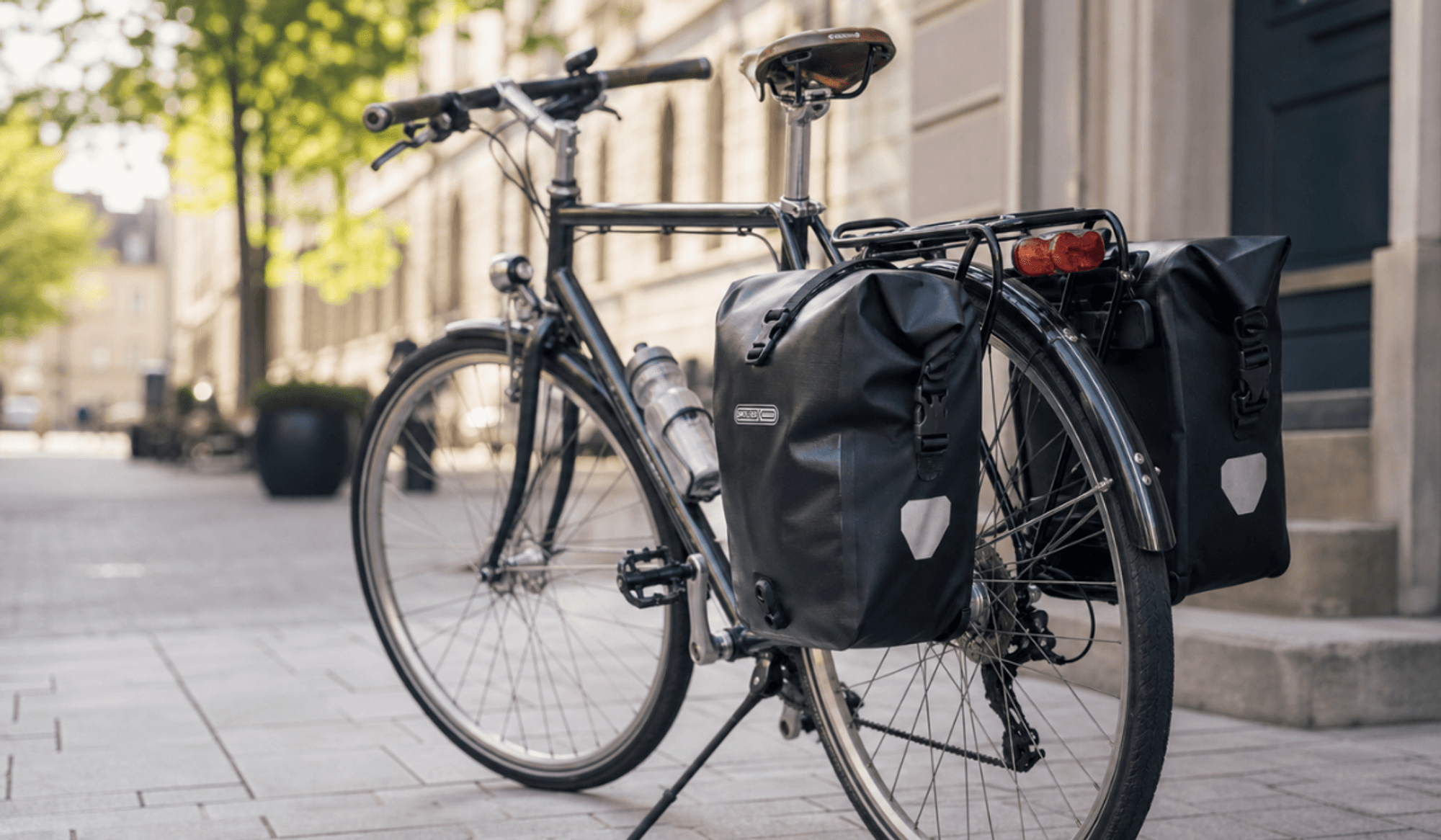 Ein Fahrrad mit Fahrradtaschen.