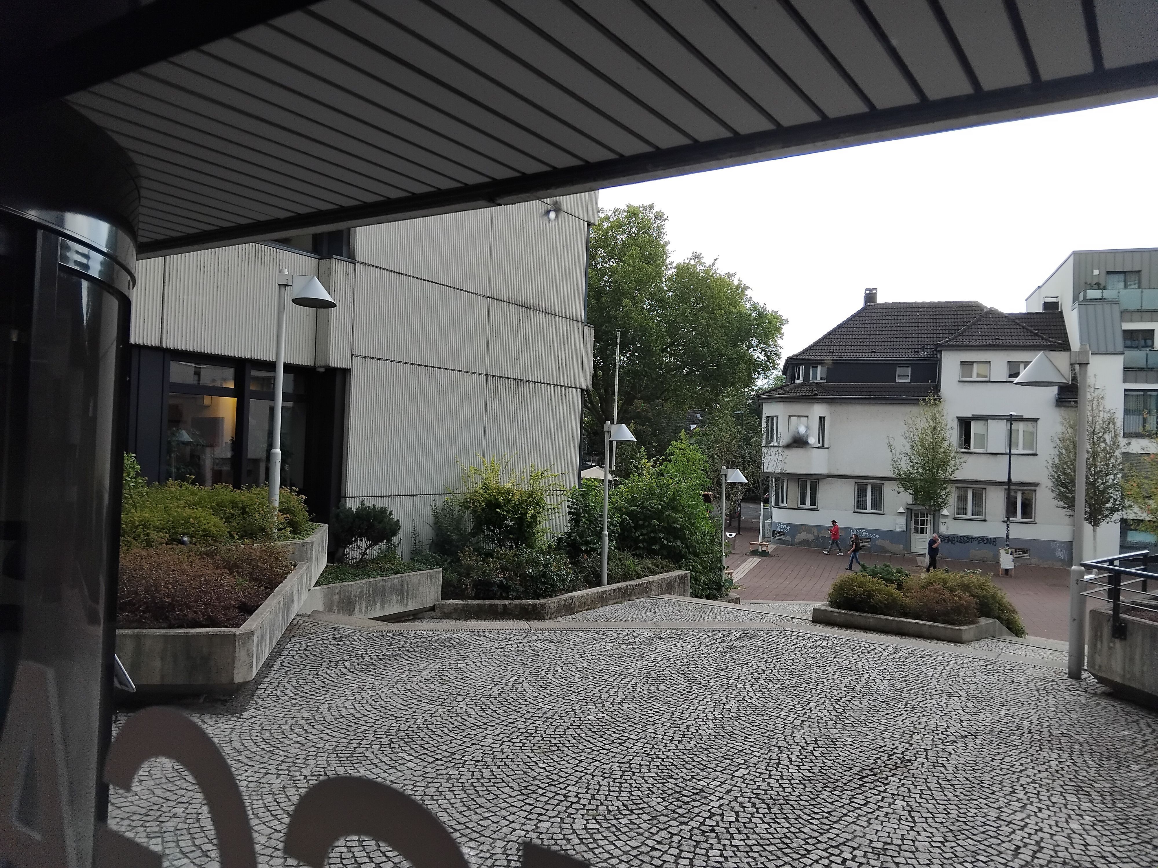 Zwei Löcher haben die Dartpfeile in der Eingangsscheibe des Amtsgerichts hinterlassen.