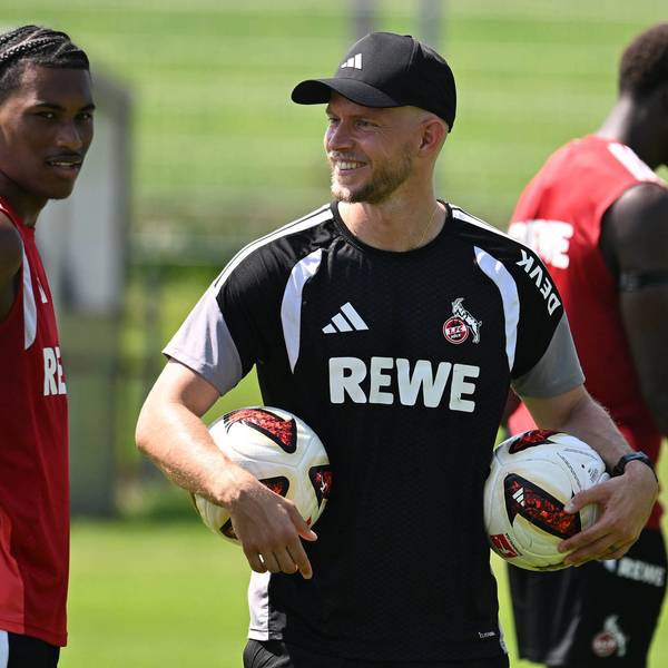 Reigan Heskey und Trainer René Wagner im Austausch auf dem Trainingsplatz in St. Johann