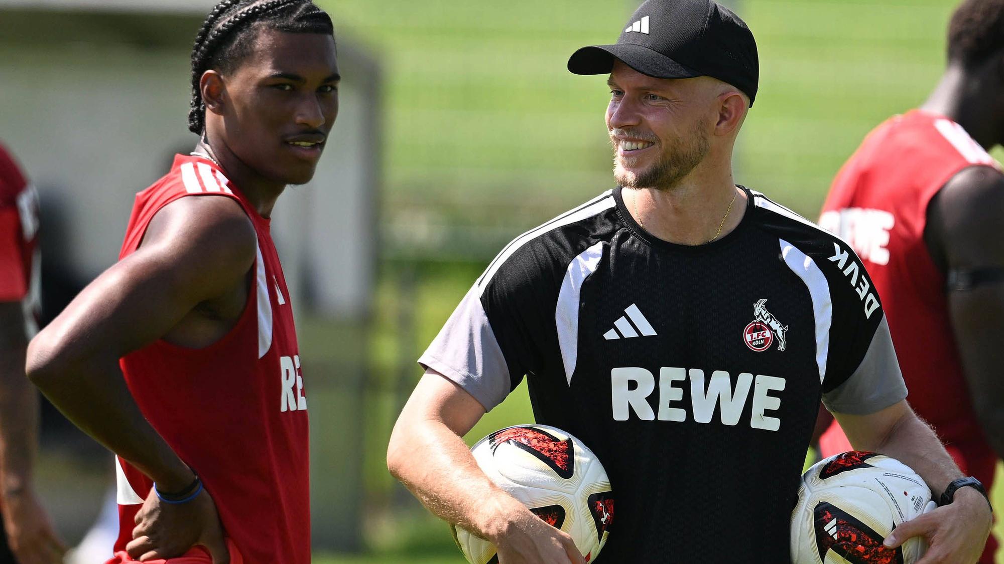 Reigan Heskey und Trainer René Wagner im Austausch auf dem Trainingsplatz in St. Johann