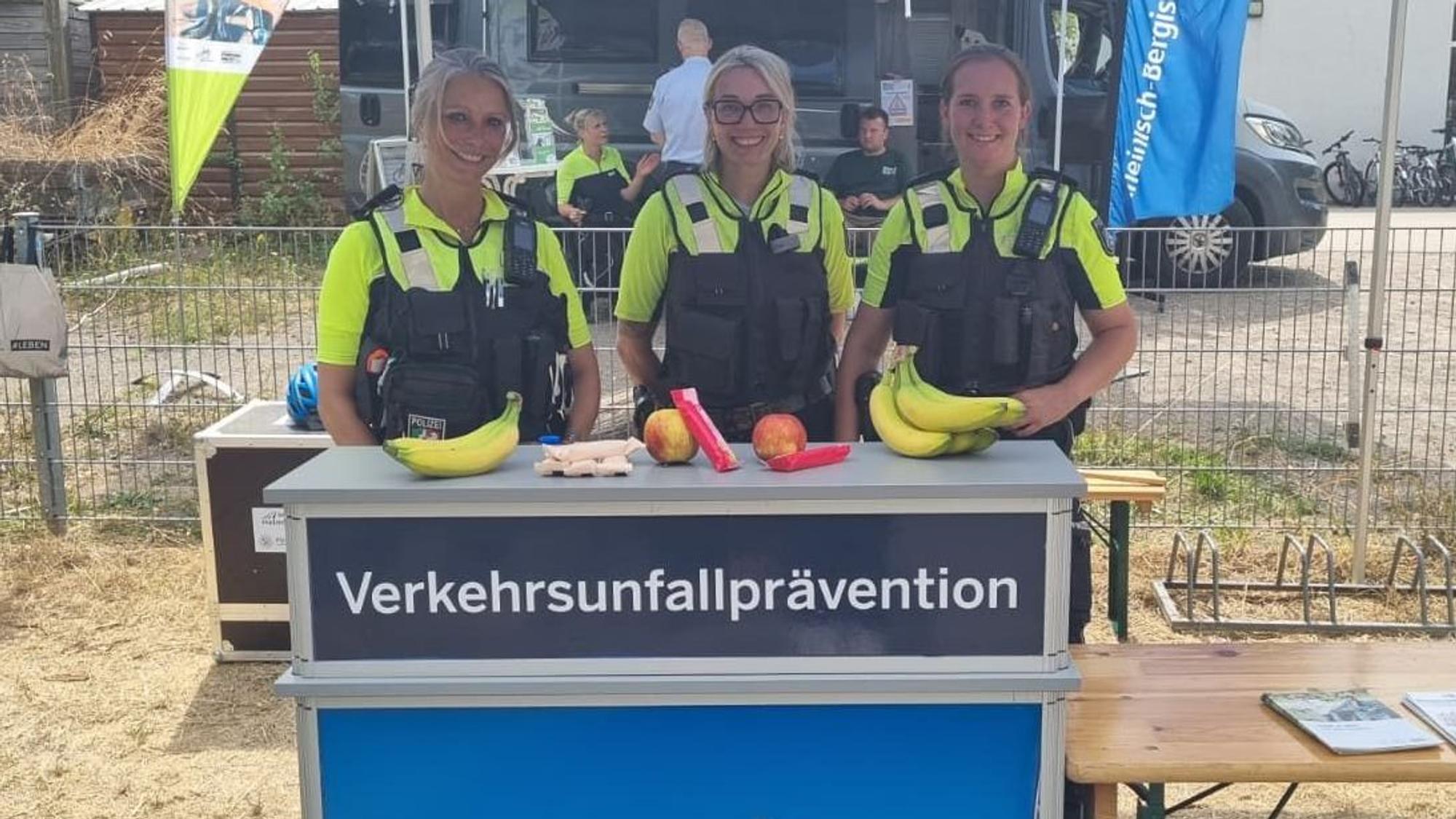Michaela Barz, Sonja Orbons und Lisa Gademann am Informationsstand von Polizei und Verkehrswacht