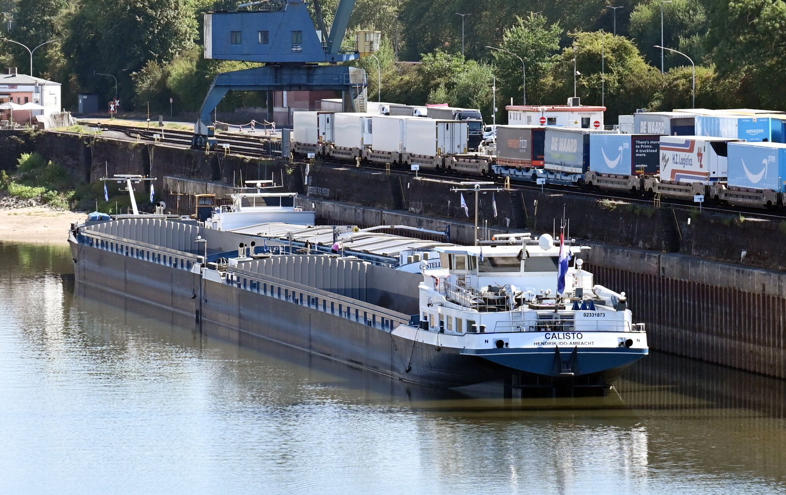 Der Schubverband MS Calisto liegt im Niehler Hafen. Von diesem Feuerwerksschiff mit nur 45 Zentimetern Tiefgang soll am Samstag das Höhenfeuerwerk der Kölner Lichter auf dem Rhein abgeschossen werden.