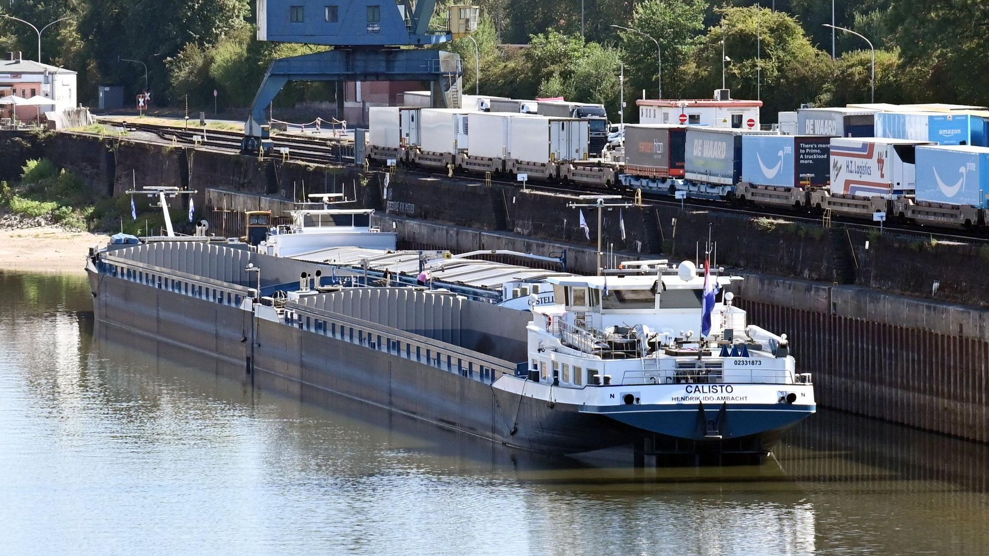 Der Schubverband MS Calisto liegt im Niehler Hafen. Von diesem Feuerwerksschiff mit nur 45 Zentimetern Tiefgang soll am Samstag das Höhenfeuerwerk der Kölner Lichter auf dem Rhein abgeschossen werden.