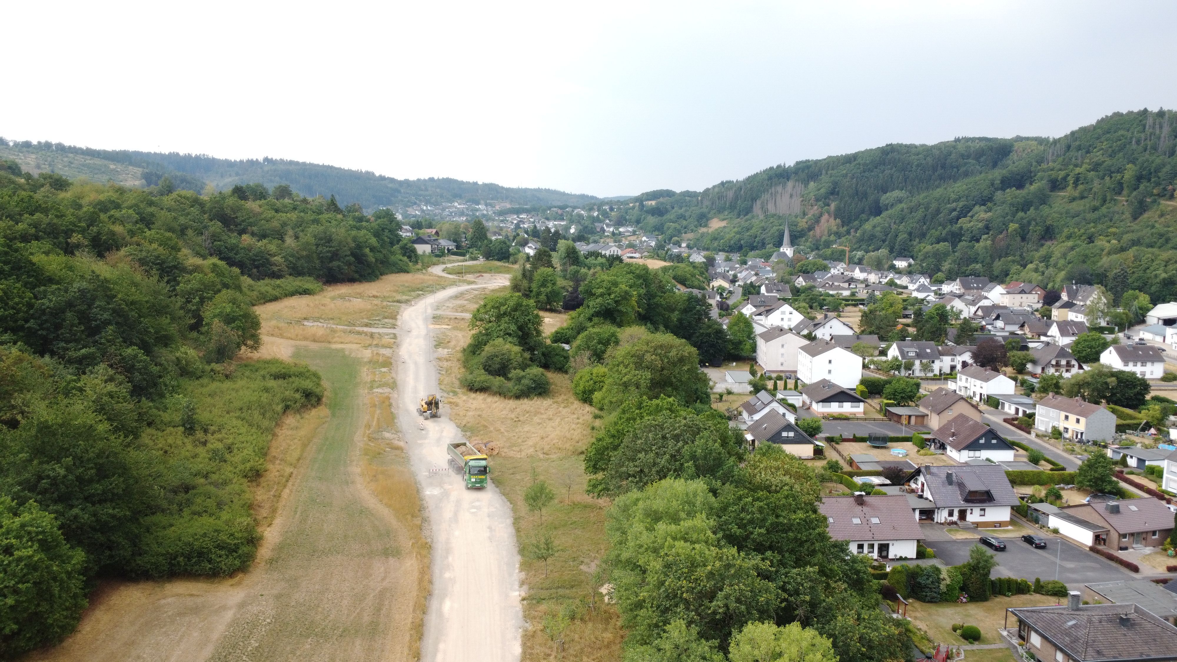 Blick auf das Areal für das neue Wohngebiet und den Ort Olef.